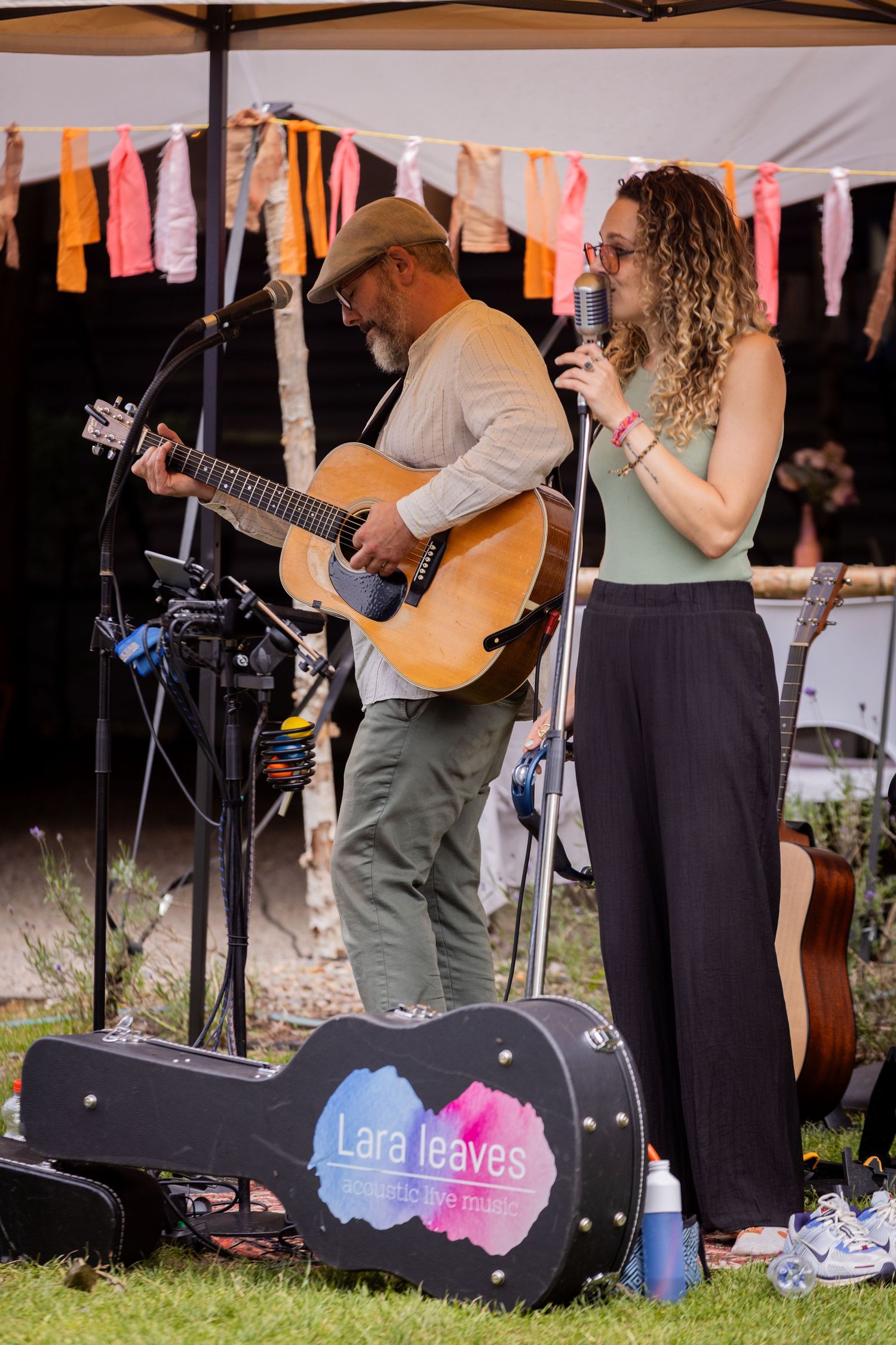 Photos by Jill - een prachtige festivalbruiloft in de mooie natuur van Loosbroek - met Lara Leaves die mooi op de achtergrond te horen was