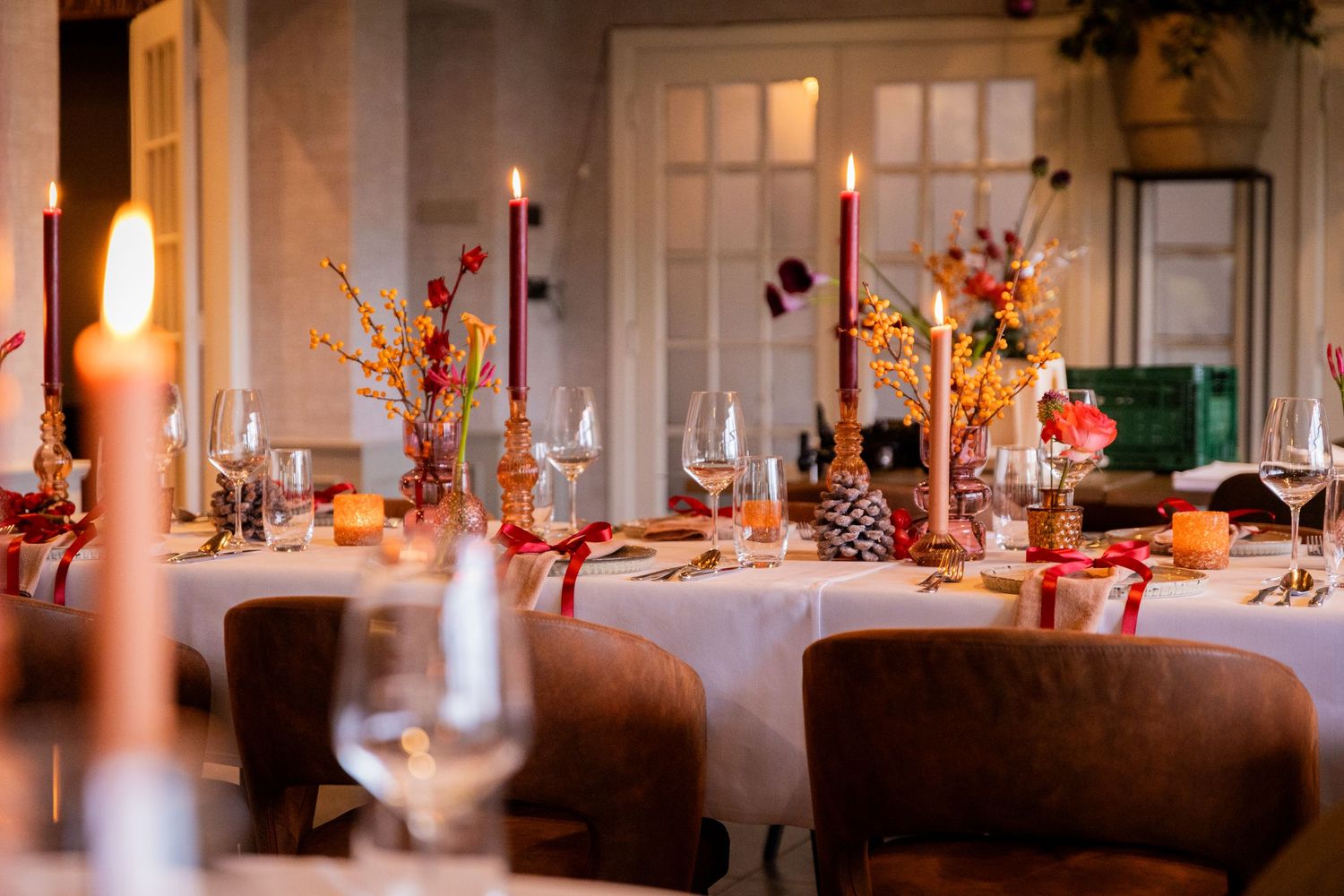 Photos by Jill - trouwfotograaf - Prachtige tafelstyling voor jullie bruiloft: kijk bij Marijn interieur en trouwstyling