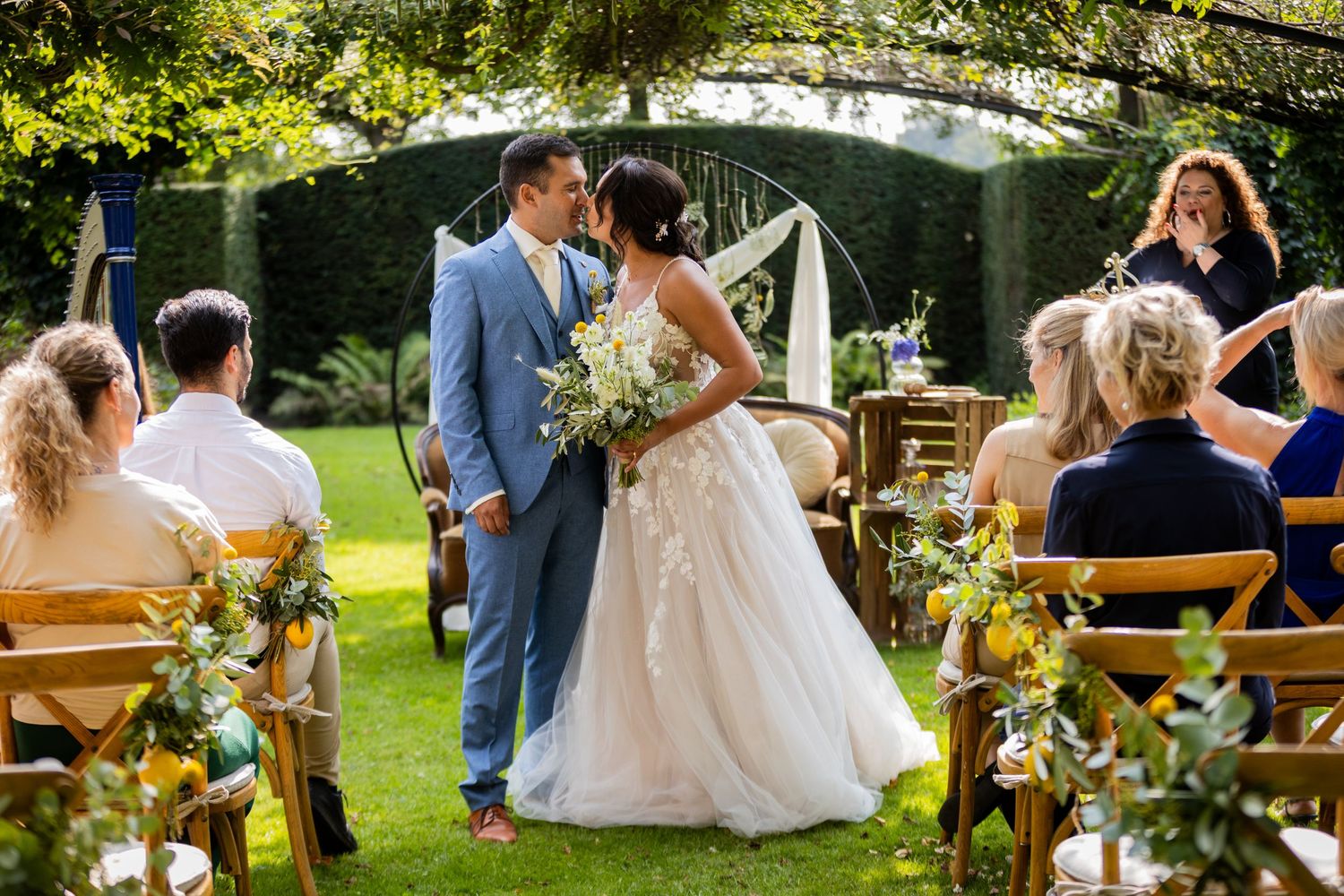 Photos by Jill - Jullie trouwfotograaf die op een onopvallende, tijdloze, romantische wijze met behoud van kleur fotografeert