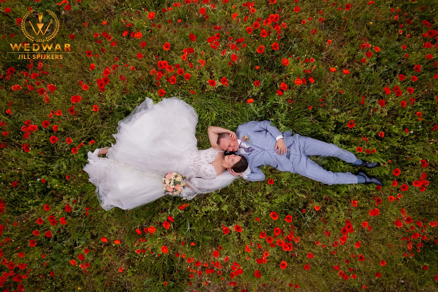 Photos by Jill - award-winning trouwfotograaf van Limburg, Brabant en Gelderland - bruidspaar tussen de klaprozen