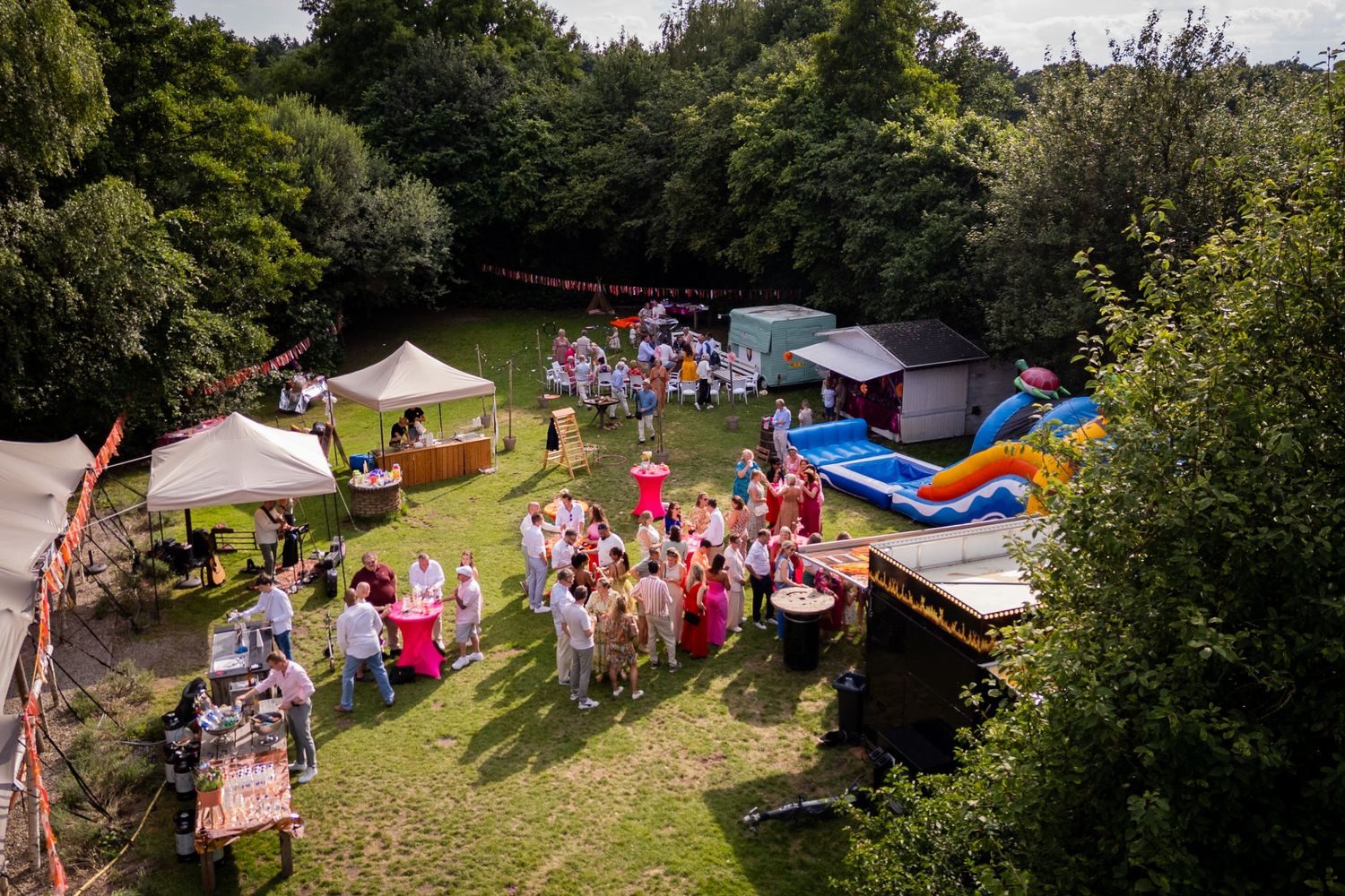 Photos by Jill - een prachtige festivalbruiloft in de mooie natuur van Loosbroek - inclusief dronefoto's