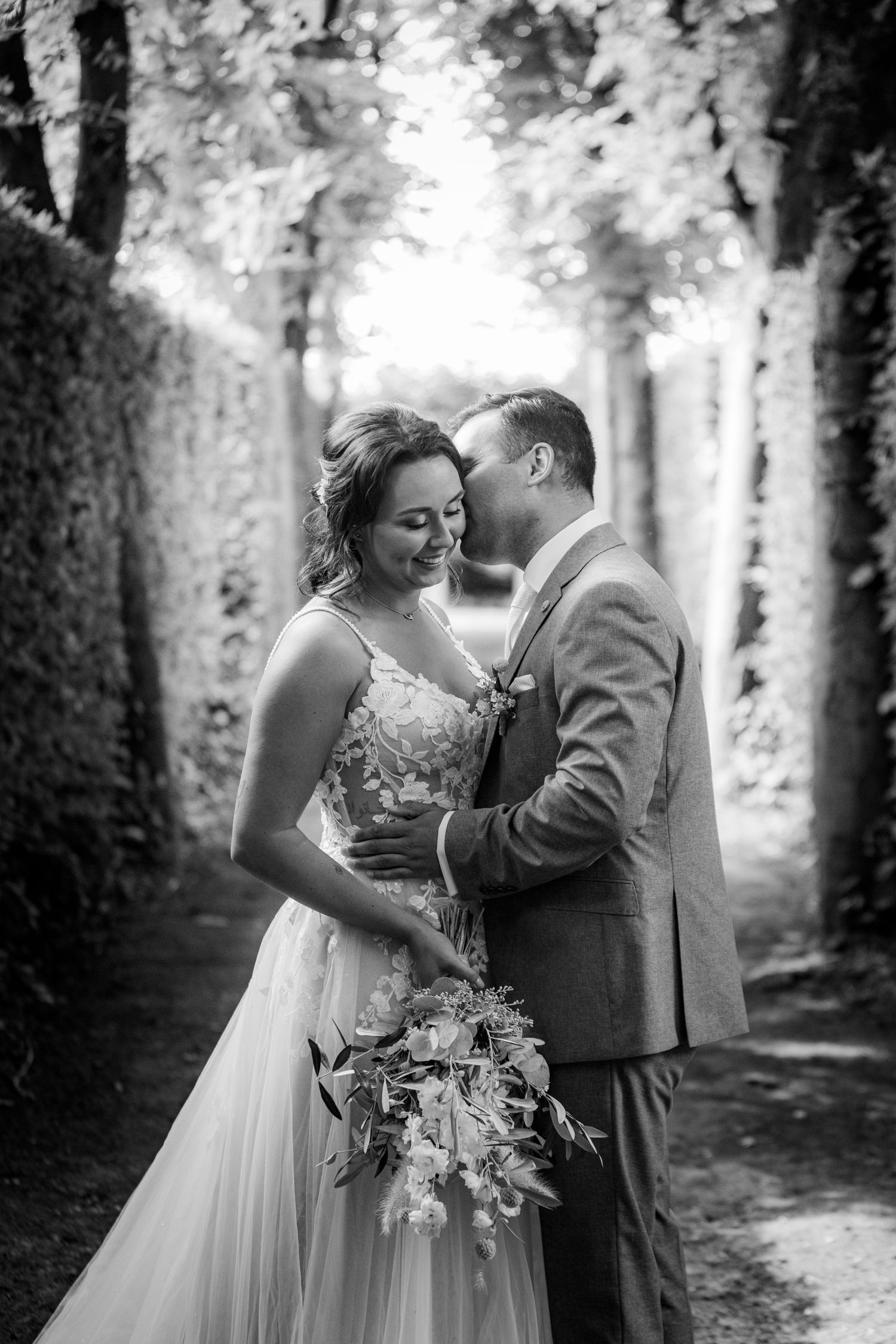 Photos by Jill - De spanning van het bruidspaar is er vanaf na hun first-look