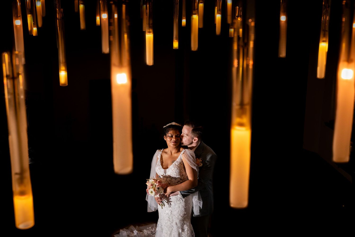 Photos by Jill - trouwfotograaf - creatieve trouwfoto: ingeflitst met een prachtige kroonluchter