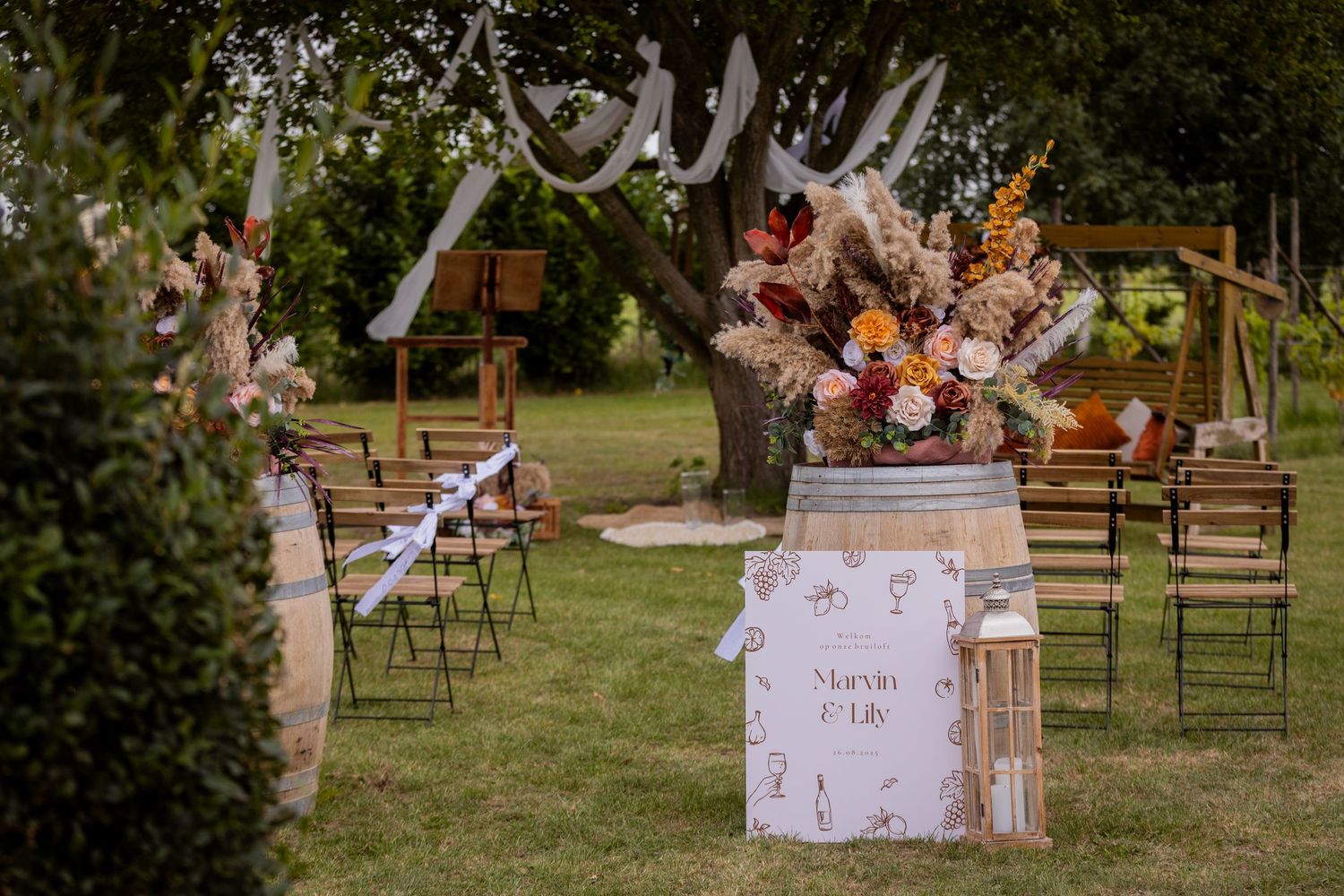 Photos by Jill - trouwfotograaf - Prachtig bloemwerk voor jullie bruiloft: Magical Flower