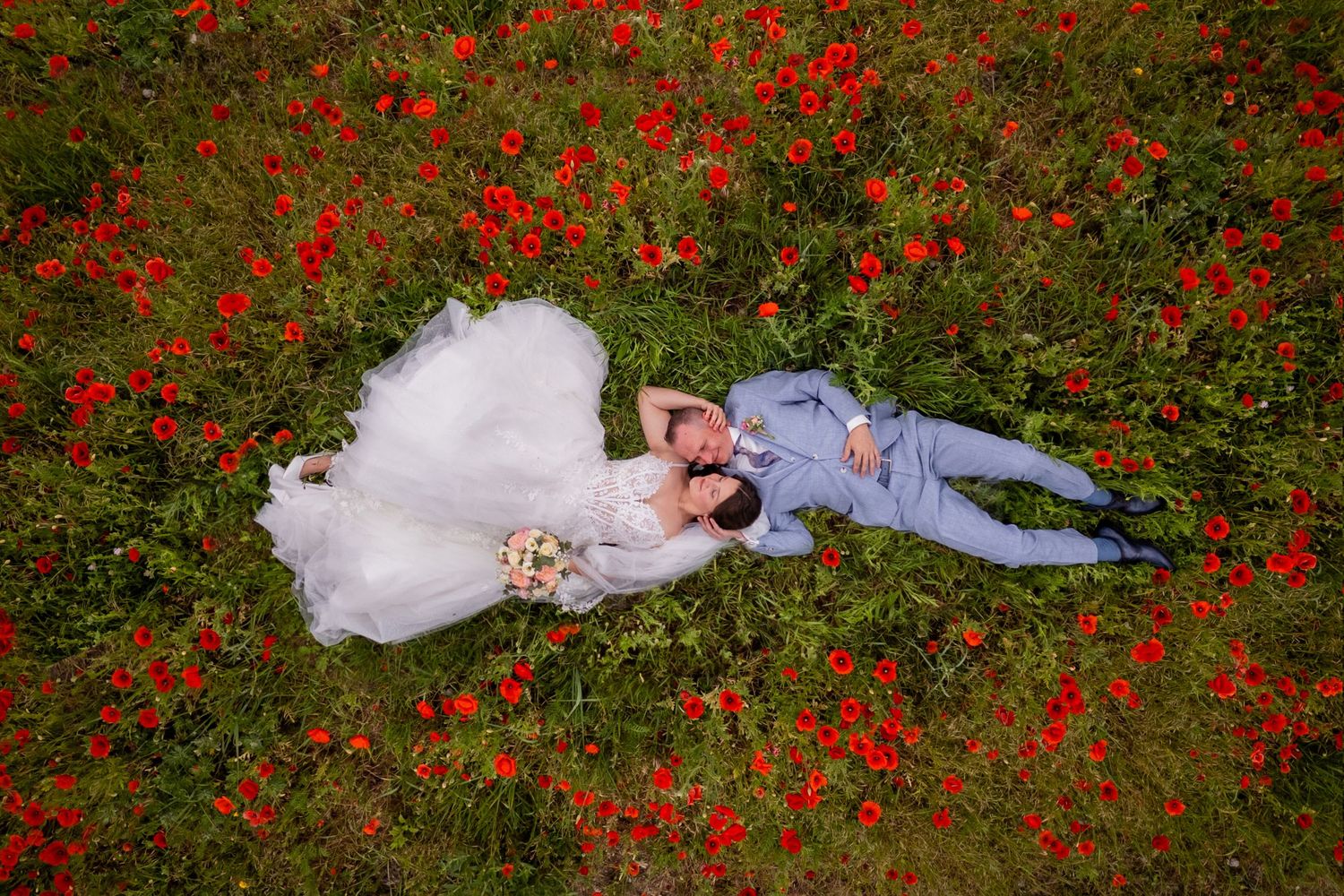 Photos by Jill - award-winning trouwfotograaf van Limburg, Brabant en Gelderland - bruidspaar tussen de klaprozen