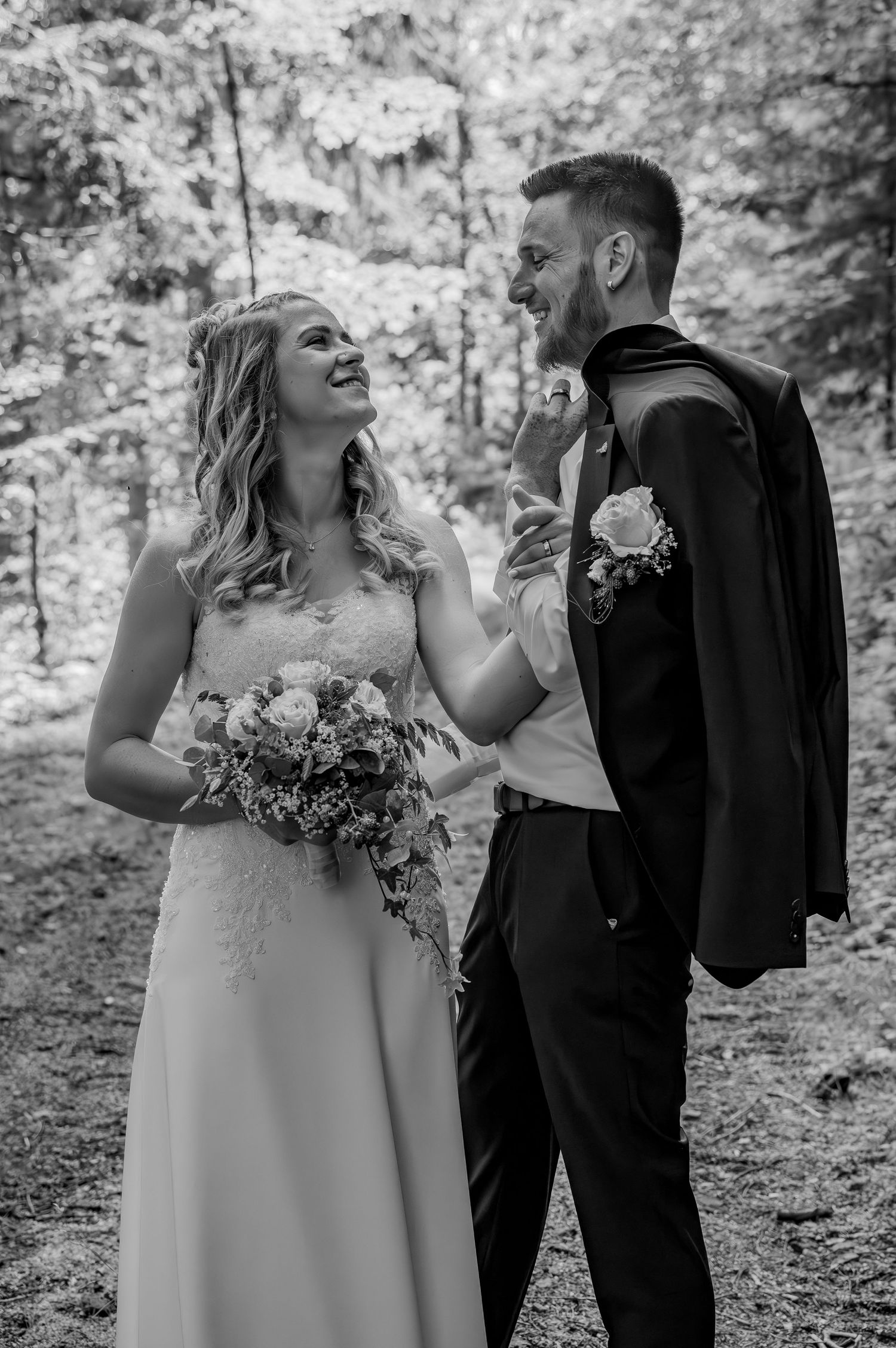 Hochzeit, verlobt, Hochzeitsfotografie, Hochzeitsfoto, Fotograf, Brautstrauss, Braut, Brautpaar, Wald, Forever, Heiraten, bräutigam, Ringe