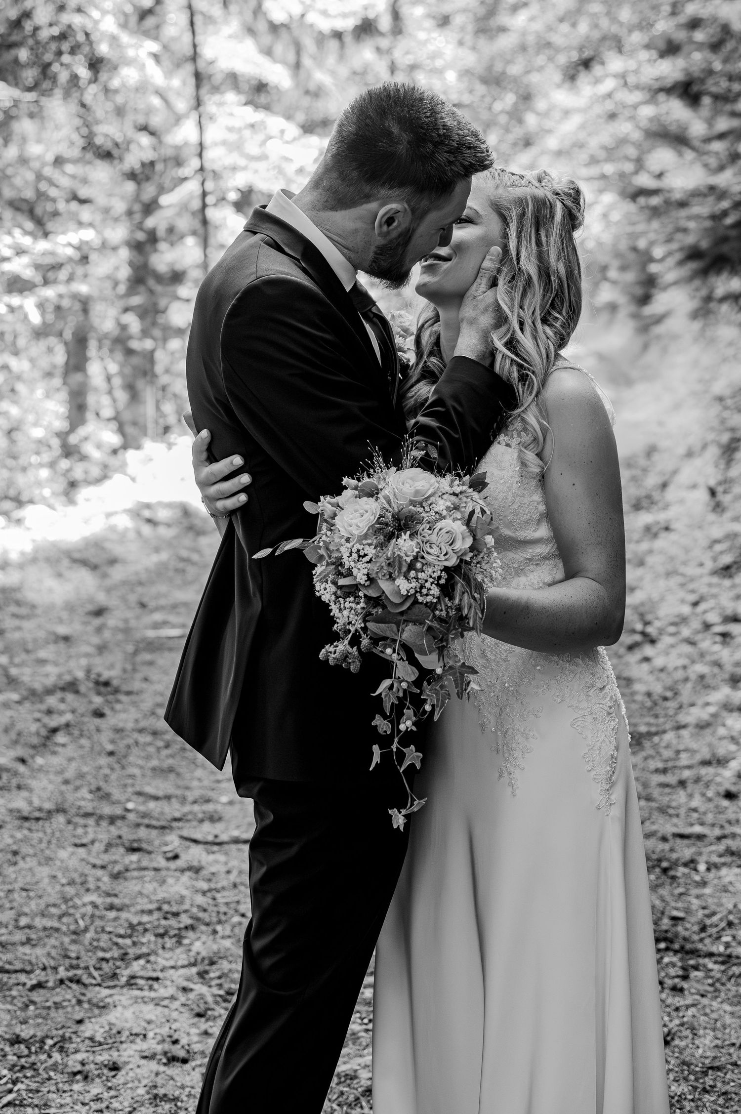 Hochzeit, verlobt, Hochzeitsfotografie, Hochzeitsfoto, Fotograf, Brautstrauss, Braut, Brautpaar, Wald, Forever, Heiraten, bräutigam, Ringe
