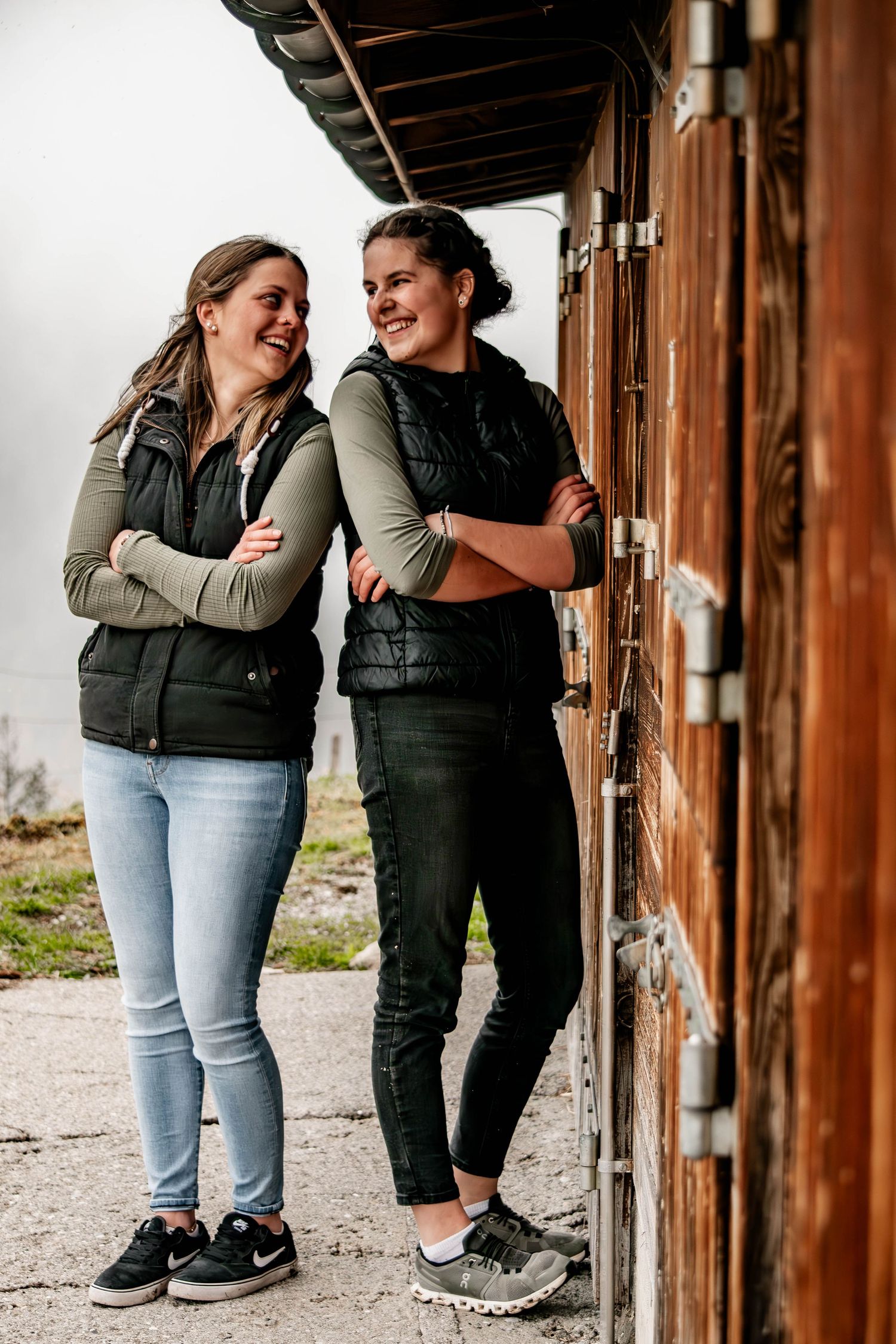 Jaun, Freundinnen, Freunde, Freundinnenshooting, Gastlosen, Appenzellerland, Friends, Lachen, Shooting, Erinnerungen, Freundin, Holzwand