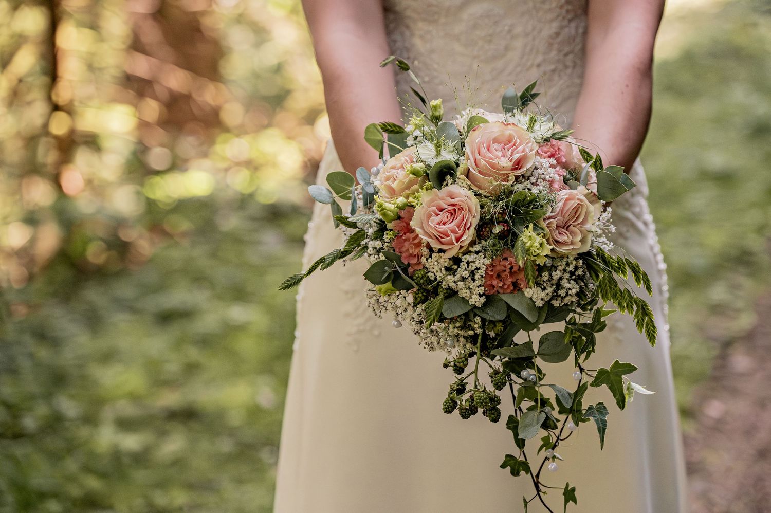 Hochzeit, verlobt, Hochzeitsfotografie, Hochzeitsfoto, Fotograf, Brautstrauss, Braut, Brautpaar, Wald, Forever, Heiraten, bräutigam, Ringe