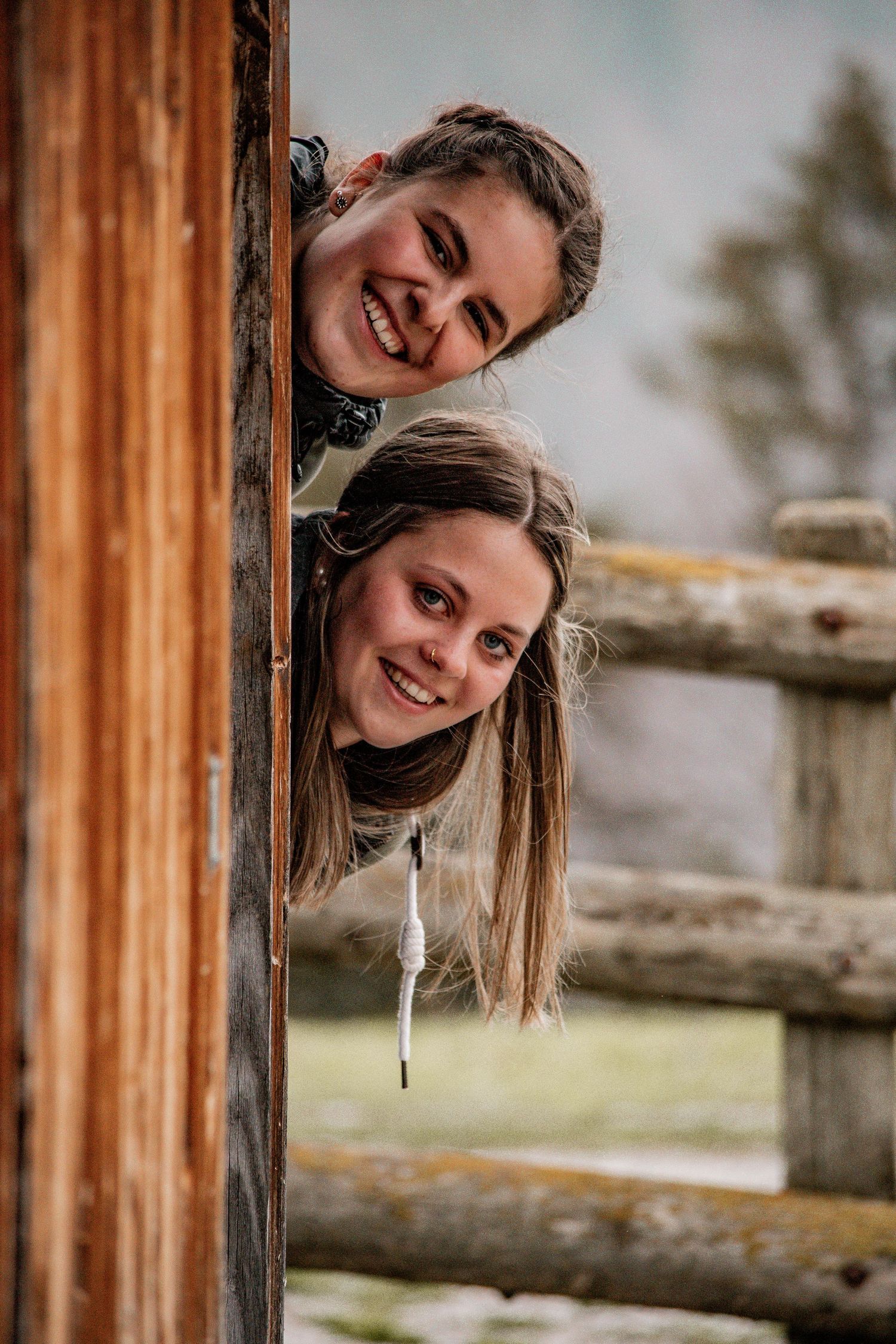 Jaun, Freundinnen, Freunde, Freundinnenshooting, Gastlosen, Appenzellerland, Friends, Lachen, Shooting, Erinnerungen, Freundin, Holzwand