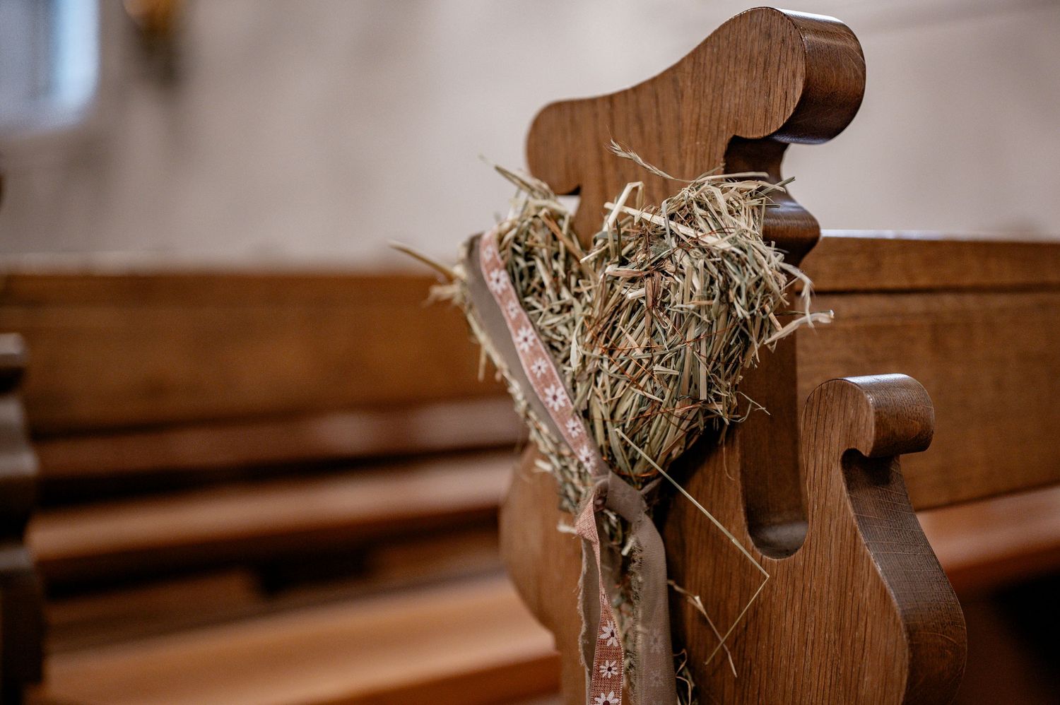 Hochzeit,Hochzeitsfotografie, Hochzeitsfoto,Fotograf, Brautstrauss, Braut, Brautpaar,Heiraten, Steinerberg, Kirche, Dekoration