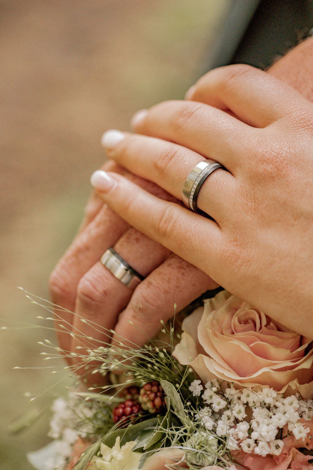 Hochzeit, verlobt, Hochzeitsfotografie, Hochzeitsfoto, Fotograf, Brautstrauss, Braut, Brautpaar, Wald, Forever, Heiraten, bräutigam, Ringe