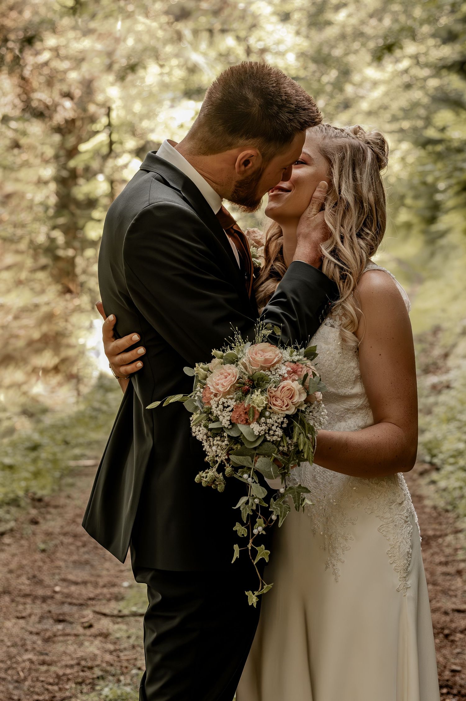 Hochzeit, verlobt, Hochzeitsfotografie, Hochzeitsfoto, Fotograf, Brautstrauss, Braut, Brautpaar, Wald, Forever, Heiraten, bräutigam, Ringe