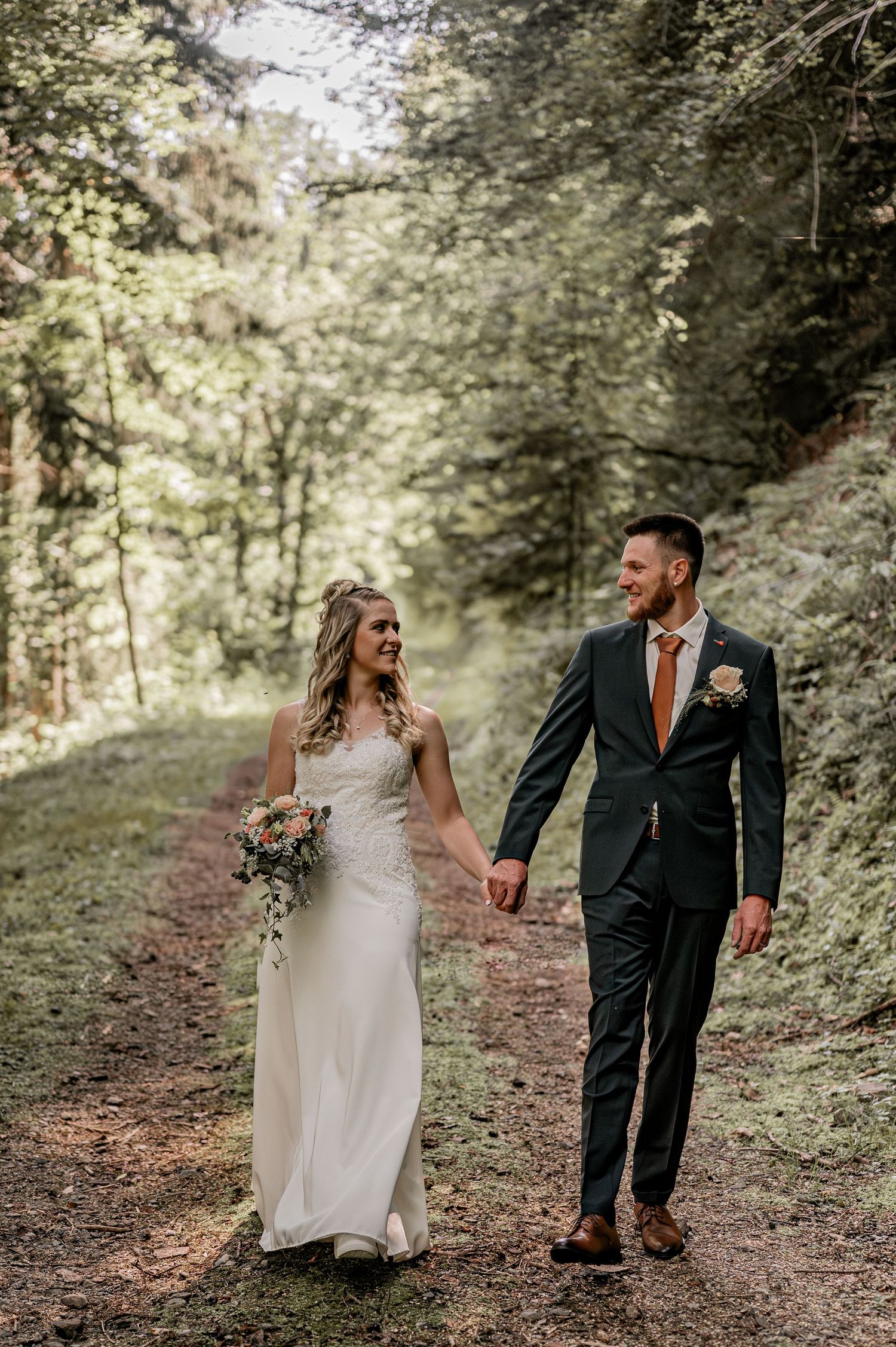 Hochzeit, verlobt, Hochzeitsfotografie, Hochzeitsfoto, Fotograf, Brautstrauss, Braut, Brautpaar, Wald, Forever, Heiraten, bräutigam, Ringe