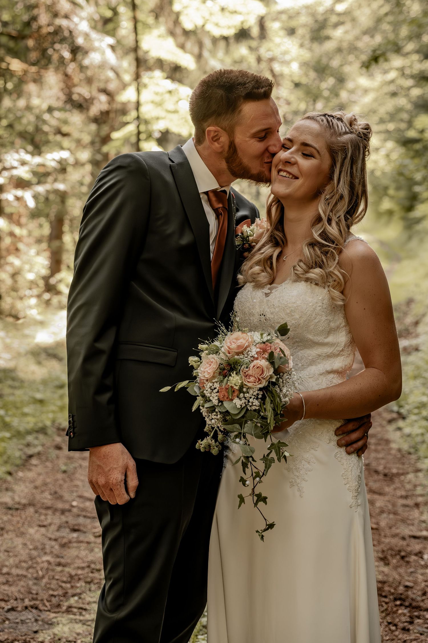 Hochzeit, verlobt, Hochzeitsfotografie, Hochzeitsfoto, Fotograf, Brautstrauss, Braut, Brautpaar, Wald, Forever, Heiraten, bräutigam, Ringe