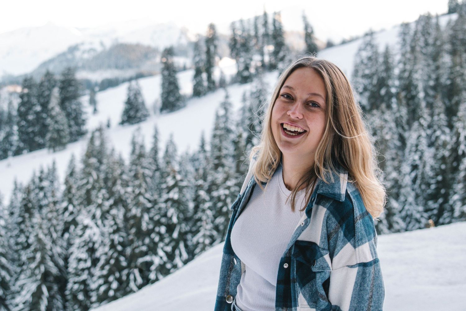 Portrait, Schnee,, Natur, Schneeflocken, Winter, Winterwunderland,  Lachen, happy, Jaunpass, Model