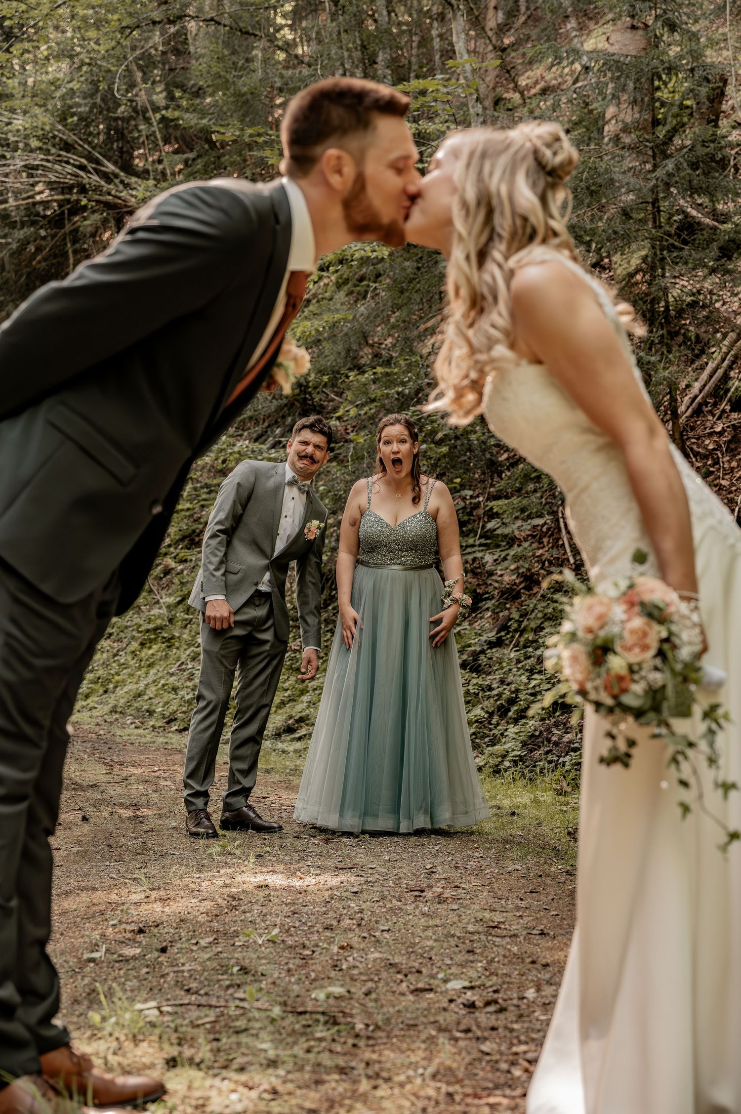 Hochzeit, Sonne, Hochzeitsfotografie, Hochzeitsfoto, Fotograf, Brautstrauss, Braut, Brautpaar, Wald, Forever, Heiraten,Trauzeuge, Ringe