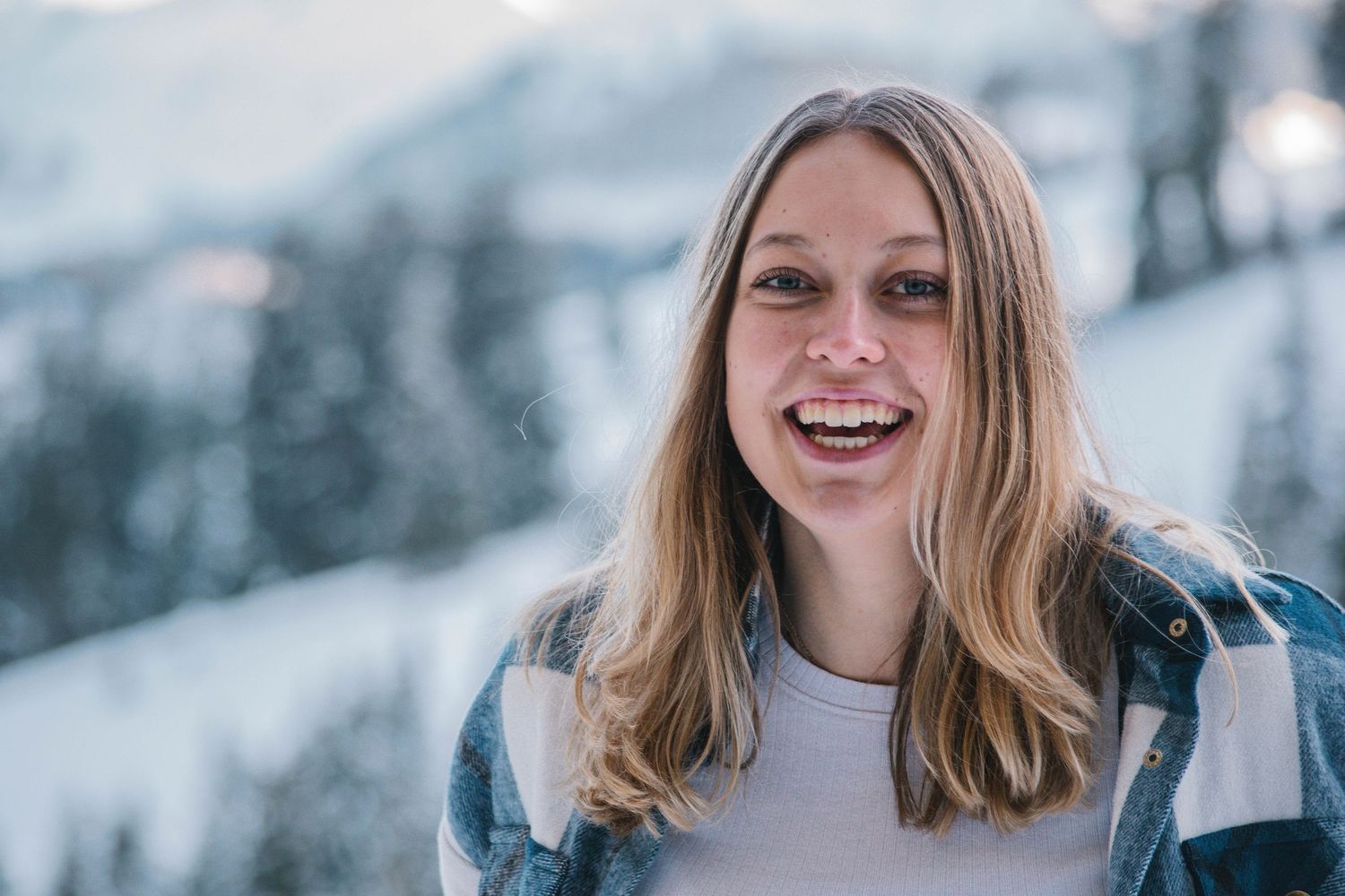 Portrait, Schnee,, Natur, Schneeflocken, Winter, Winterwunderland,  Lachen, happy, Jaunpass, Model