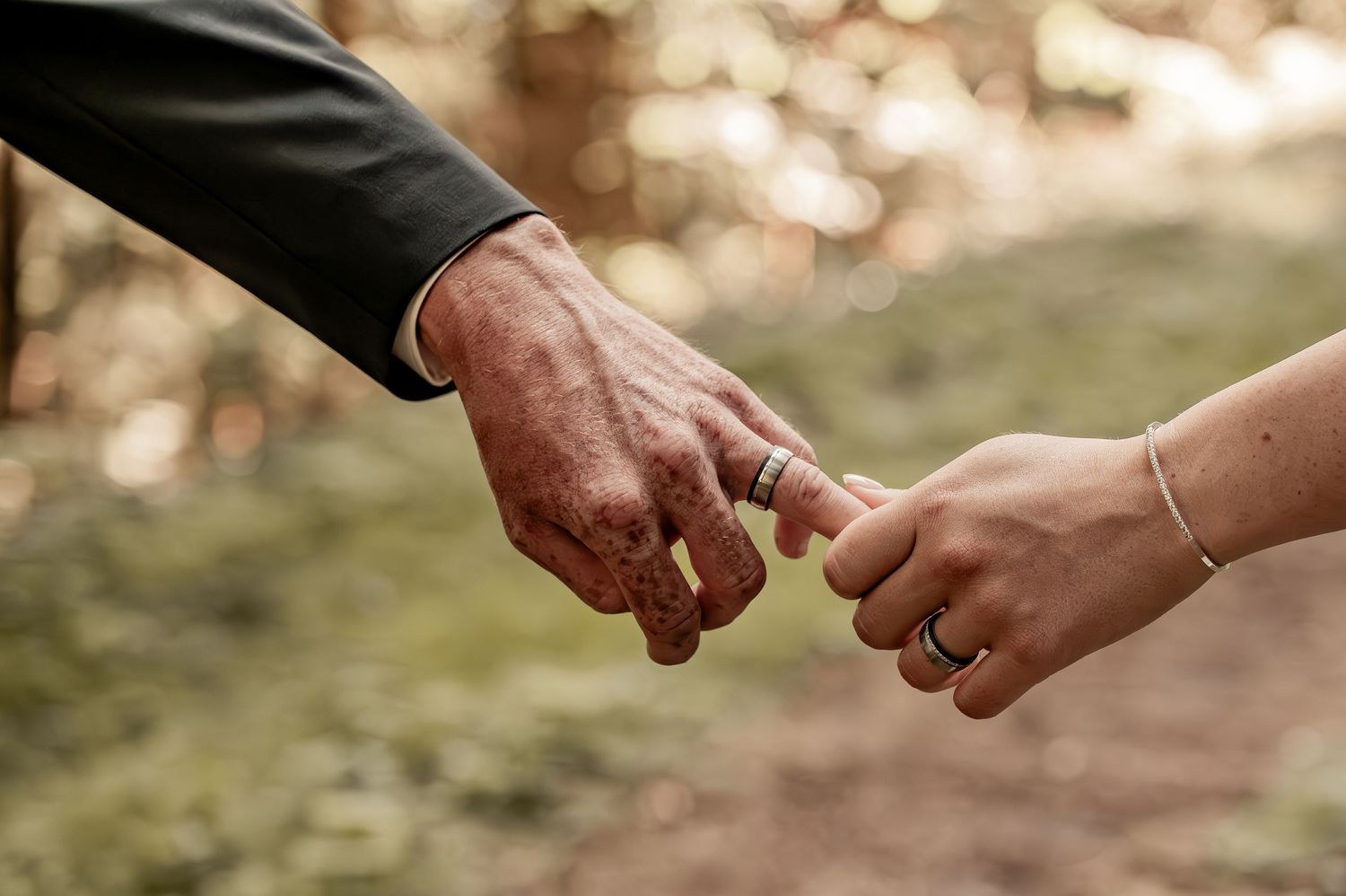 Hochzeit, verlobt, Hochzeitsfotografie, Hochzeitsfoto, Fotograf, Brautstrauss, Braut, Brautpaar, Wald, Forever, Heiraten, bräutigam, Ringe