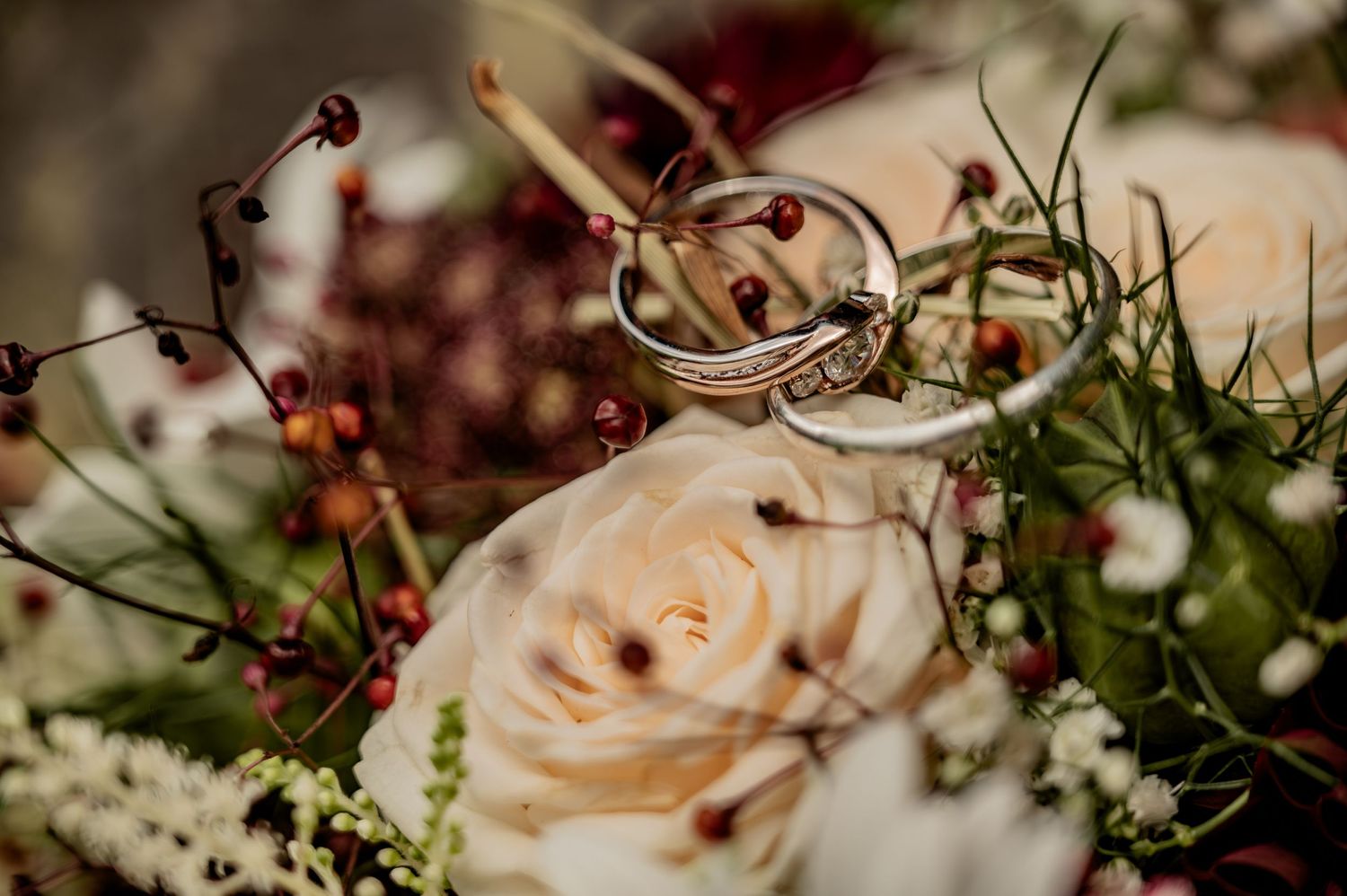 Hochzeit, Sonne, Hochzeitsfotografie, Hochzeitsfoto, Fotograf, Brautstrauss, Braut, Brautpaar, Wald, Forever, Heiraten, Steinerberg, Ringe