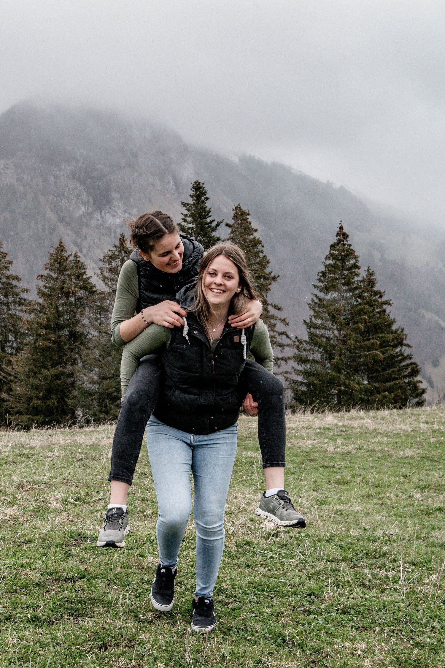 Jaun, Freundinnen, Freunde, Freundinnenshooting, Gastlosen, Appenzellerland, Friends, Lachen, Shooting, Erinnerungen, Freundin, Holzwand