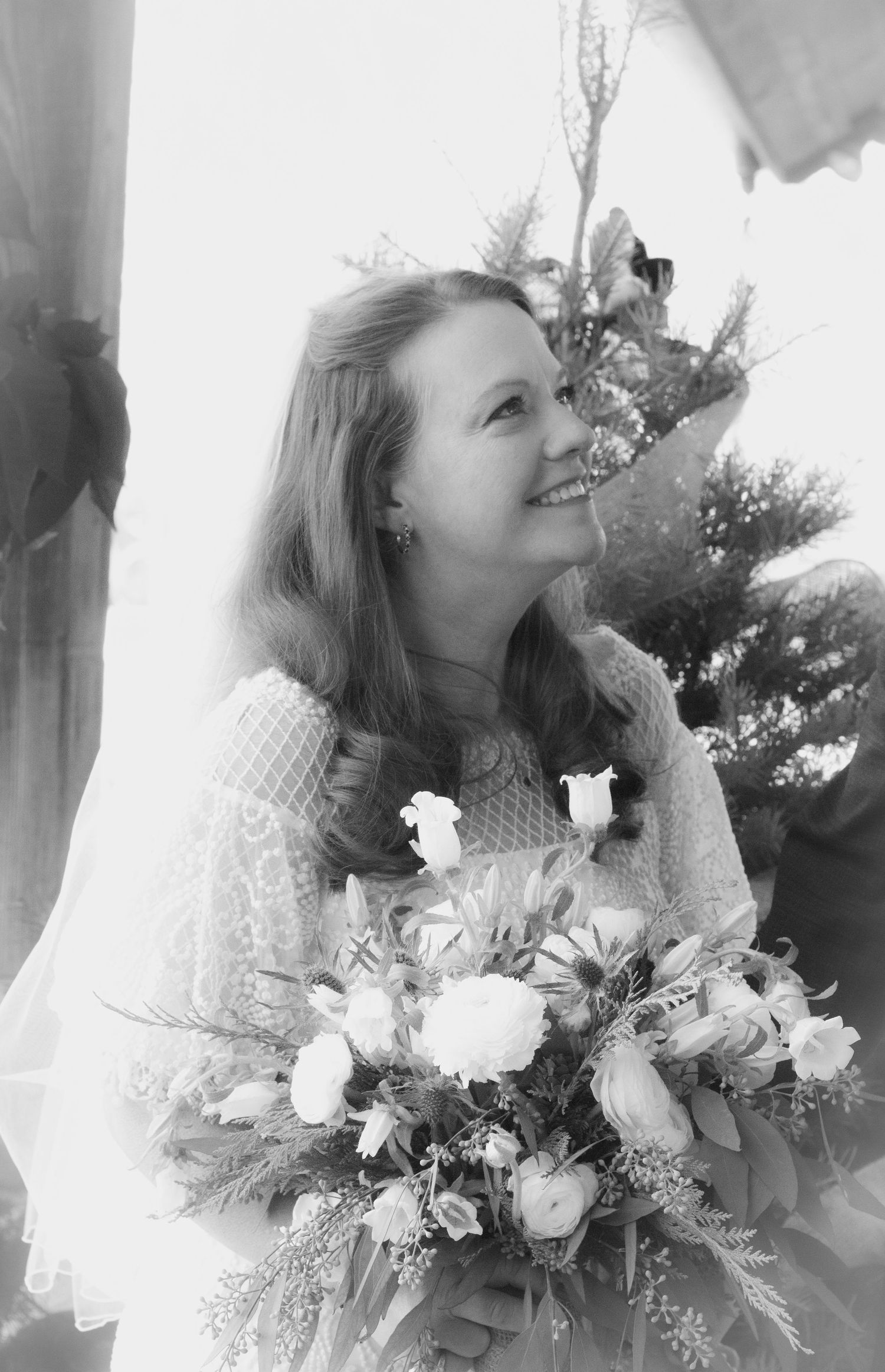 The glam bride with her gorgeous bouquet.