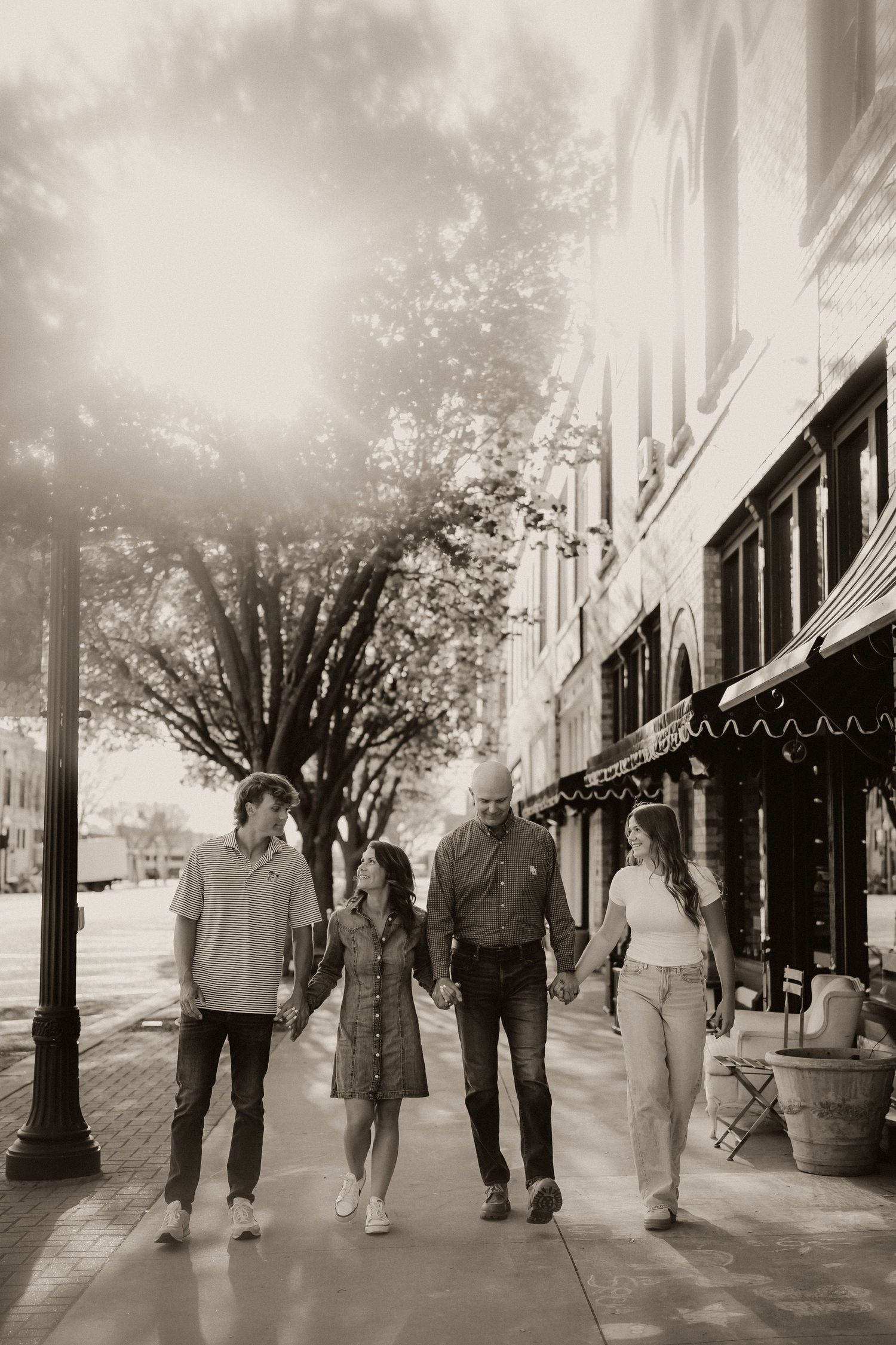 Family photoshoot session, Downtown, Oklahoma, Mother son daughter father, Marshall Family, Bulldogs, Altus High School AHS OK, Siblings,