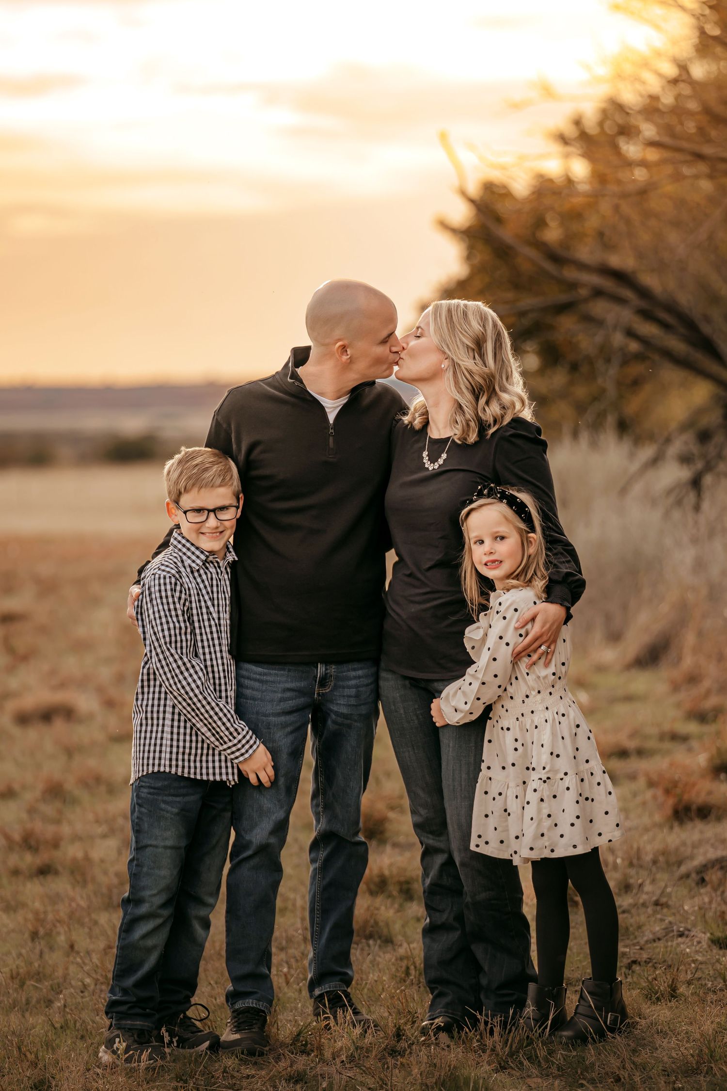 Altus Lawton Medicine Park Quartz Mountain State Park, Family Photoshoot Session, siblings mother, fields, Oklahoma sunset, trails