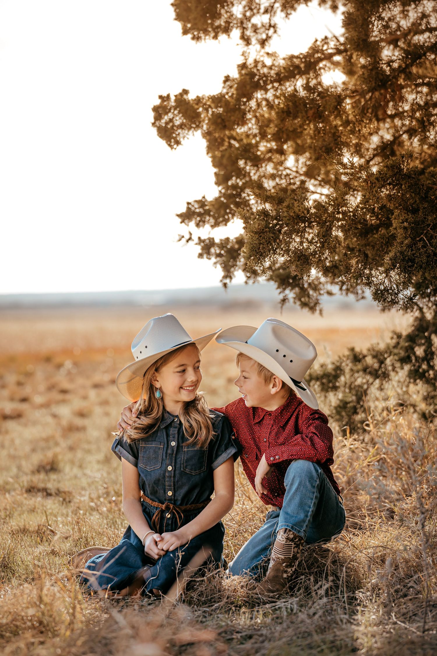 Altus Lawton Medicine Park Quartz Mountain State Park, Brundage Family Photoshoot Session, siblings mother, fields, Oklahoma sunset, trails