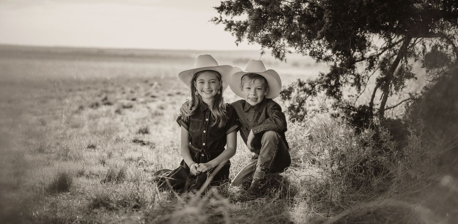 Altus Lawton Medicine Park Quartz Mountain State Park, Brundage Family Photoshoot Session, siblings mother, fields, Oklahoma sunset, trails