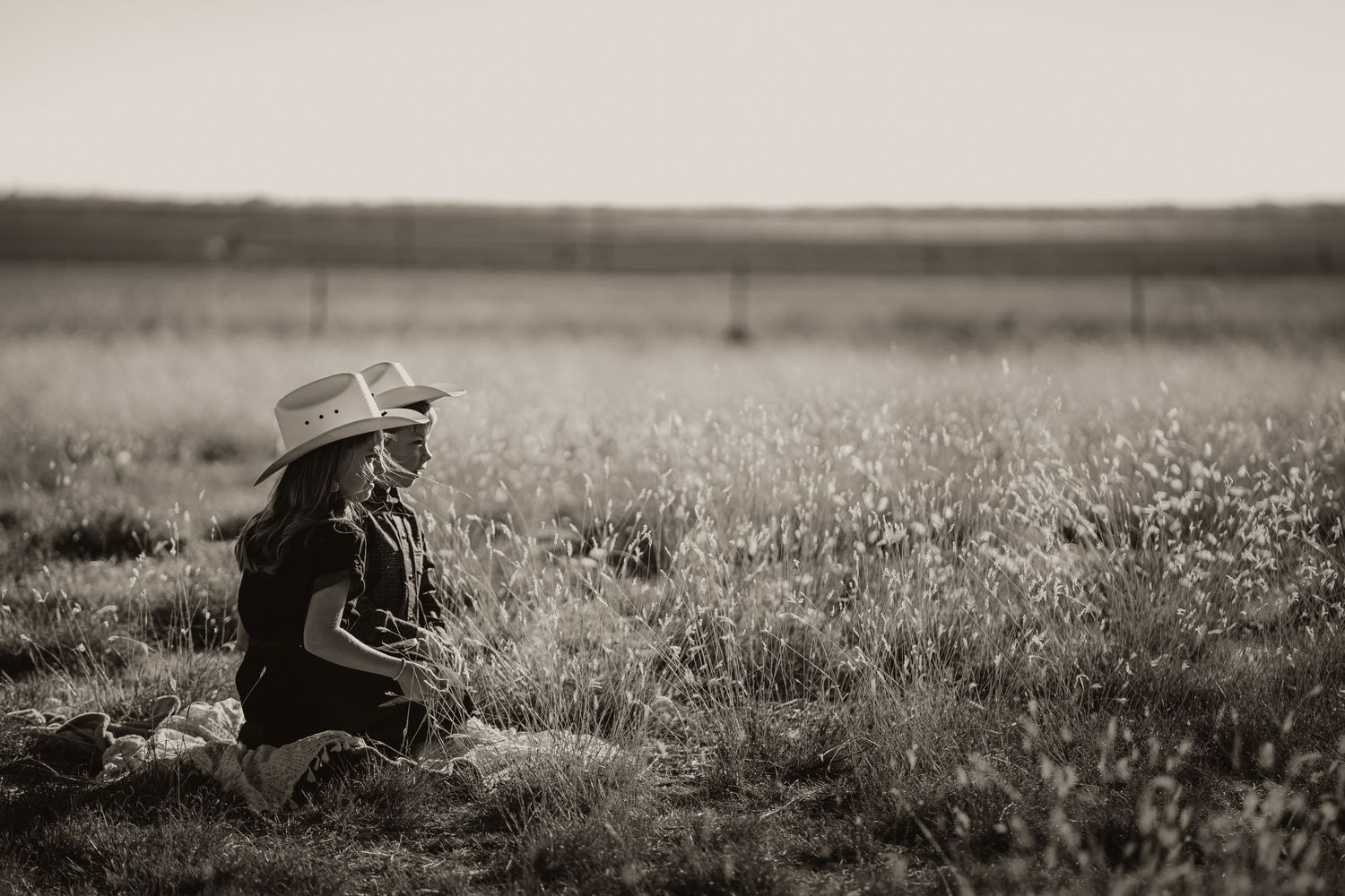 Altus Lawton Medicine Park Quartz Mountain State Park, Brundage Family Photoshoot Session, siblings mother, fields, Oklahoma sunset, trails