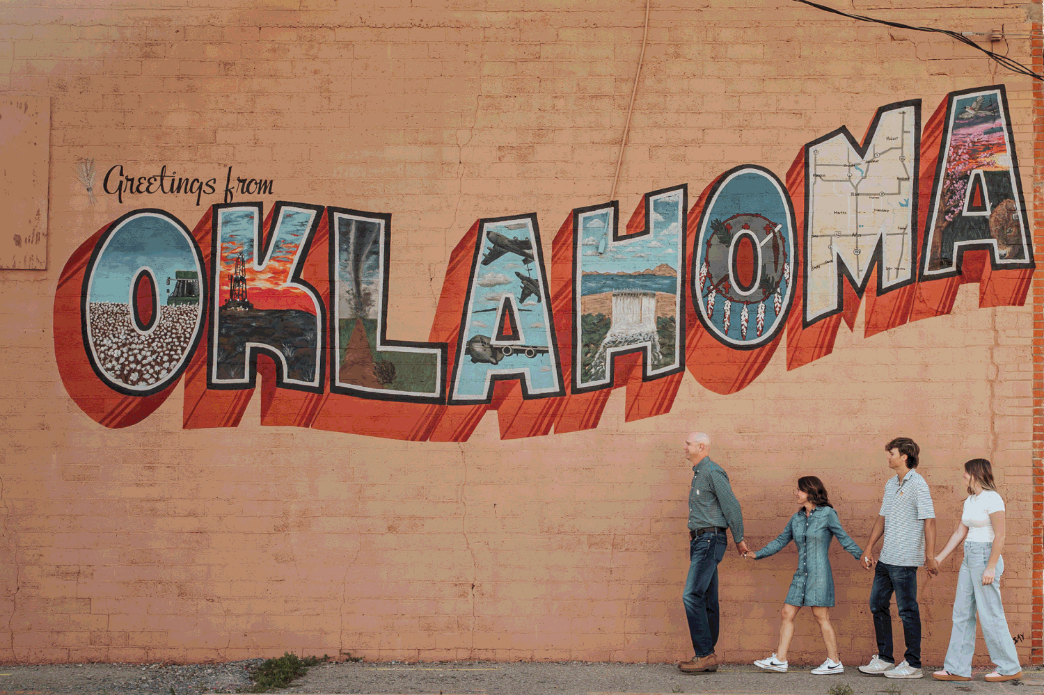 Family photoshoot session, Downtown, Oklahoma, Mother son daughter father, Marshall Family, Bulldogs, Siblings,