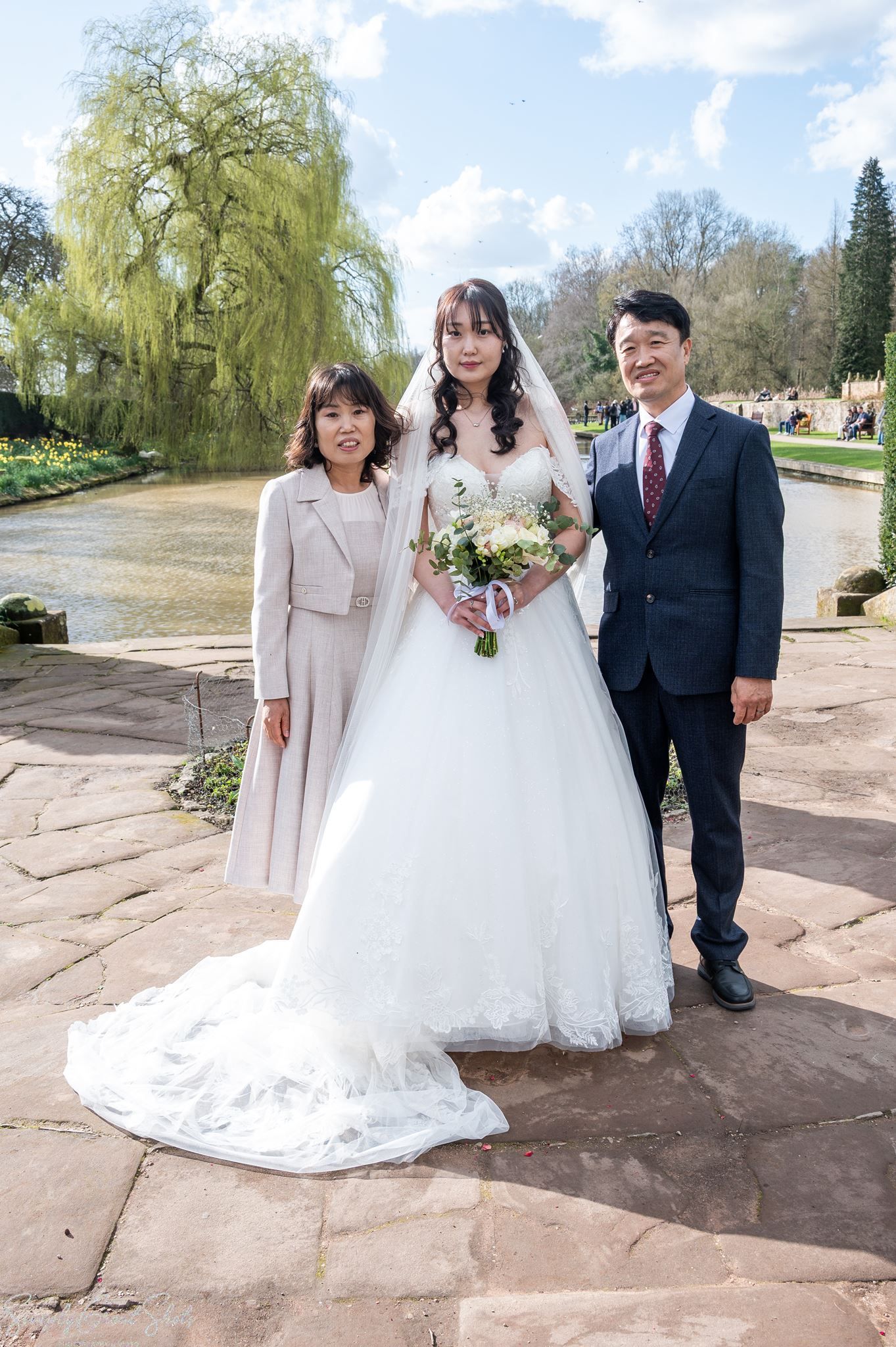 SimplyGreatShots capturing bride Minky with her South Korean family by the weeping willow tree at Coombe Abbey.