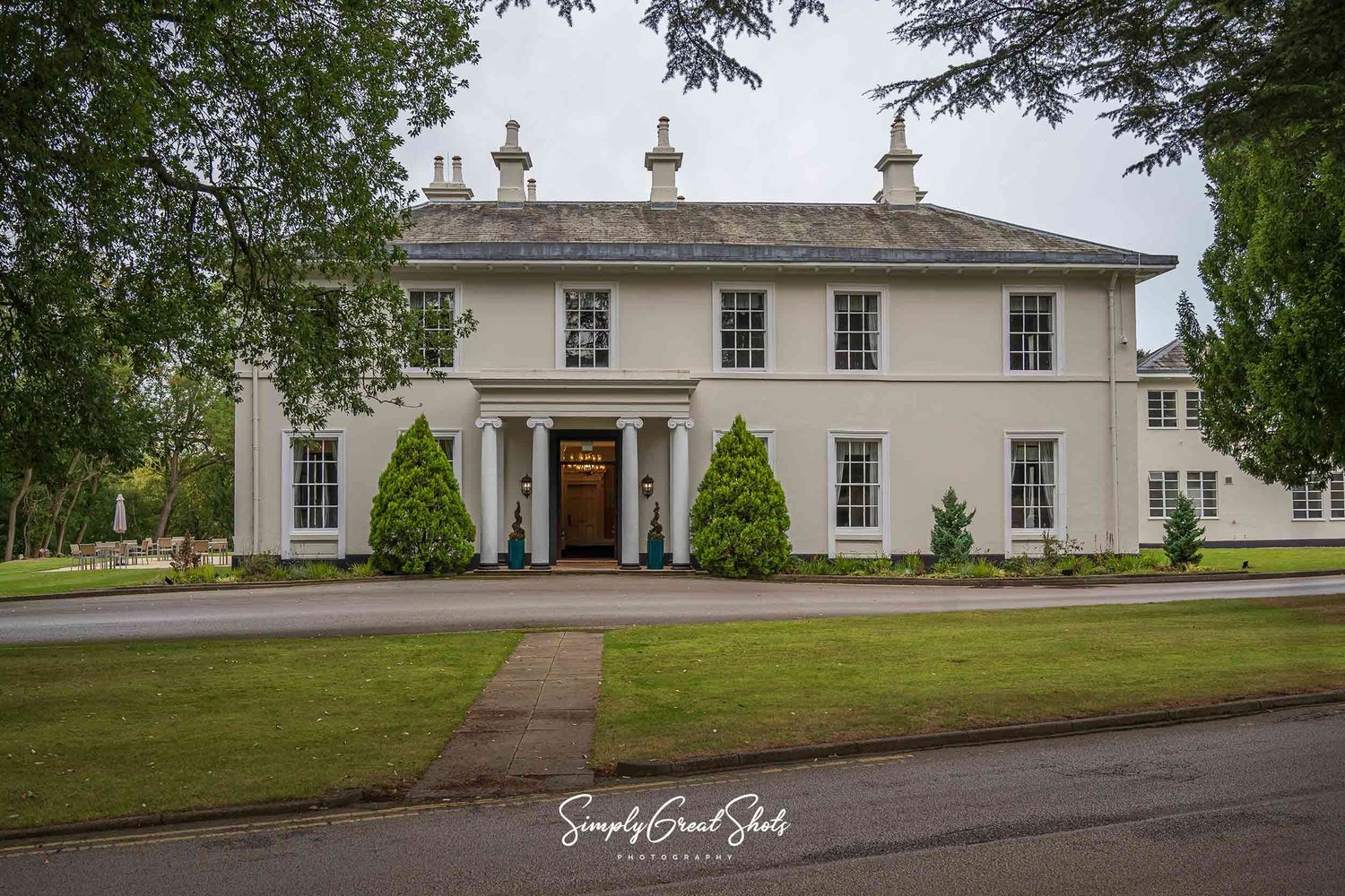 Front view of Eastwood Hall in Nottinghamshire captured by SimplGreatShots.