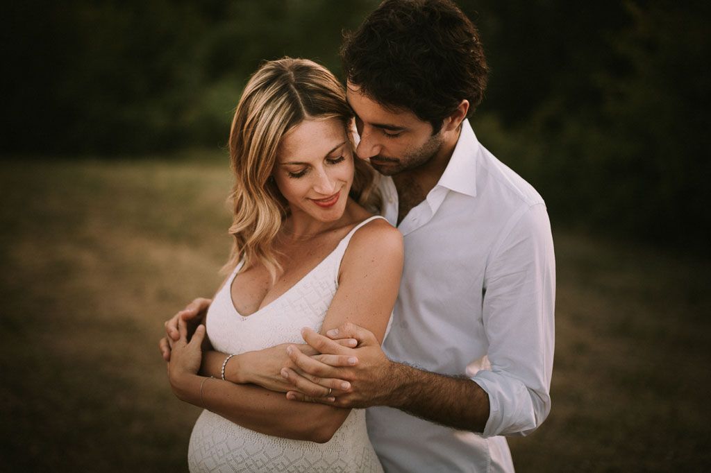 Foto maternity in esterny, sessione gravidanza al tramonto. Servizio premaman. Abiti future mamme