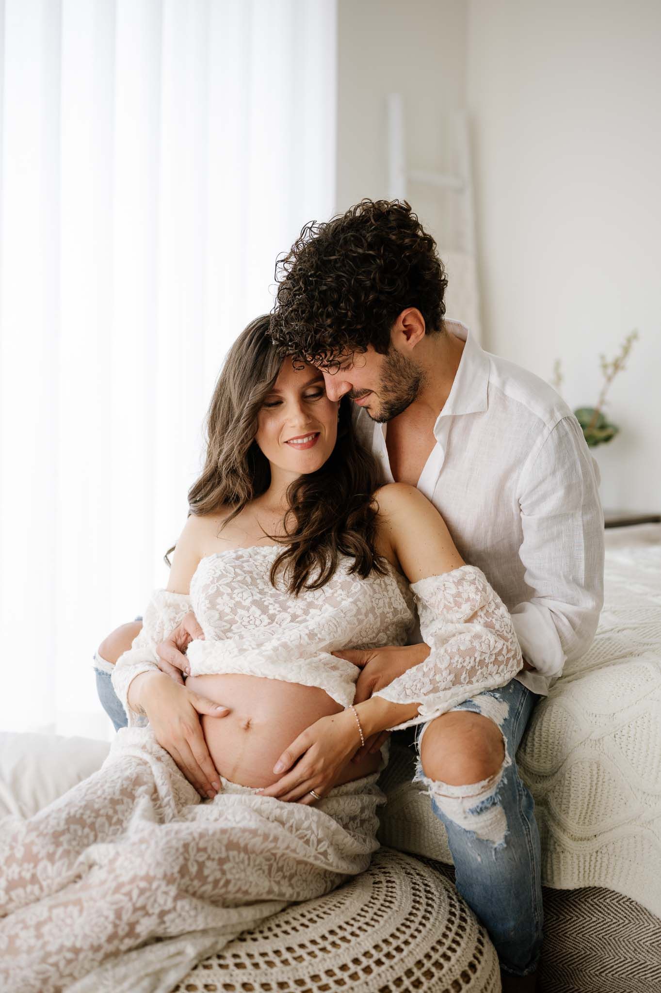 Foto in gravidanza dallo stile naturale e romantico. Studio fotografico specializzato in servizio maternità