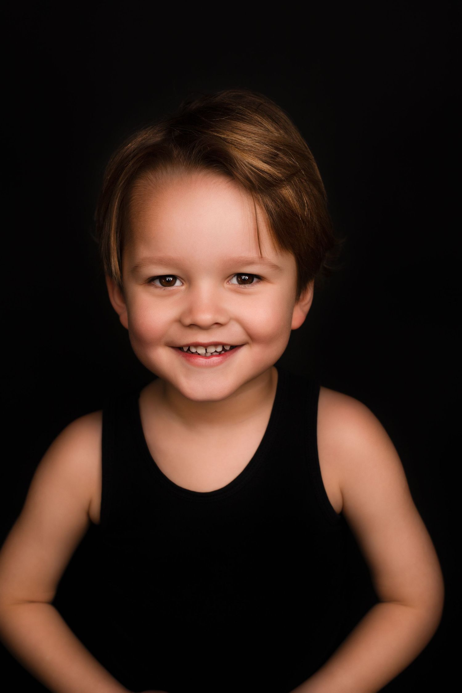 Close up portret kind met zwarte achtergrond in studio Zeeland