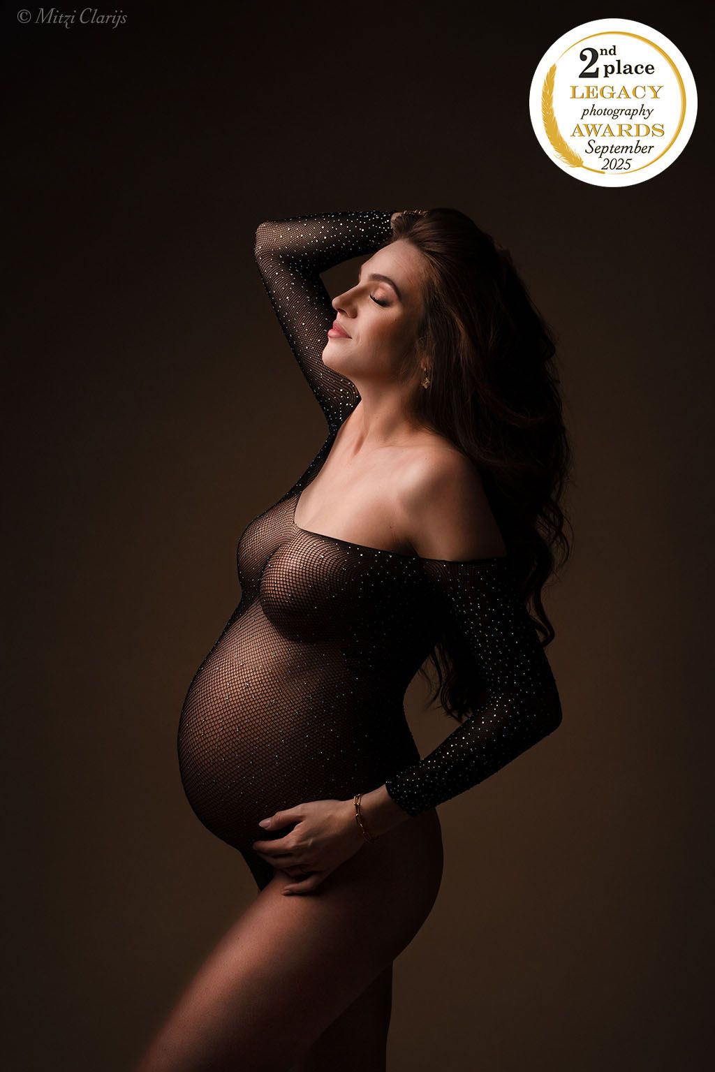 Zwangerschapsshoot in de studio met een zwangere vrouw in zwarte glitter body in Goes, Zeeland