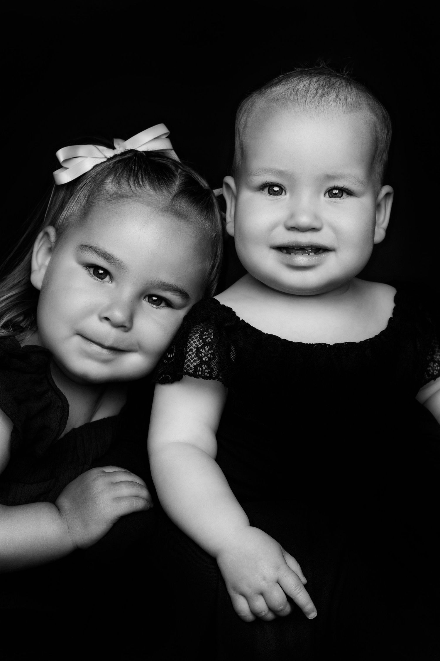 Zusjes portret tijdens fotosessie in studio Goes