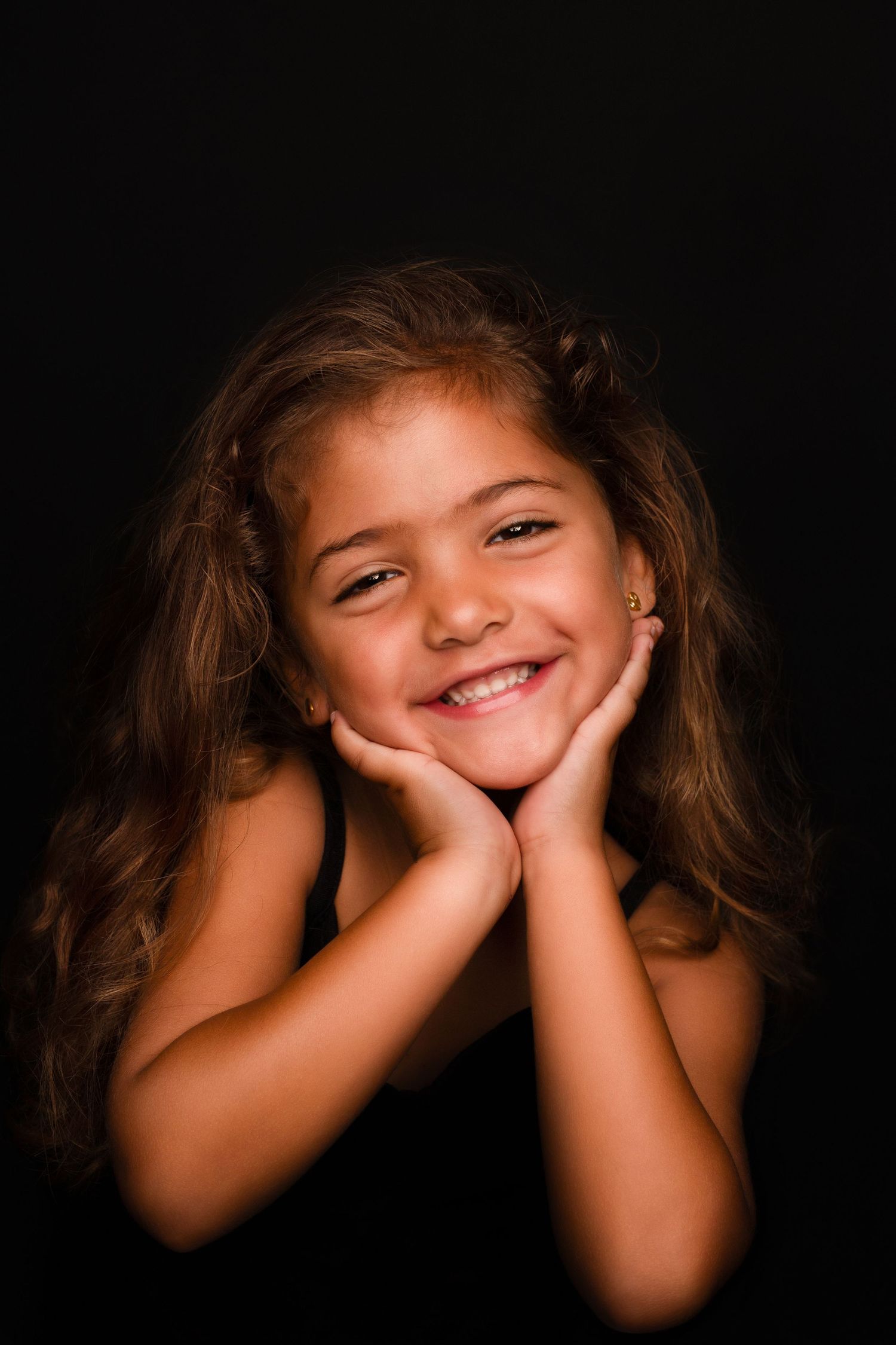 Fotoshoot kind met zwarte kleding en zwarte achtergrond in Zeeland