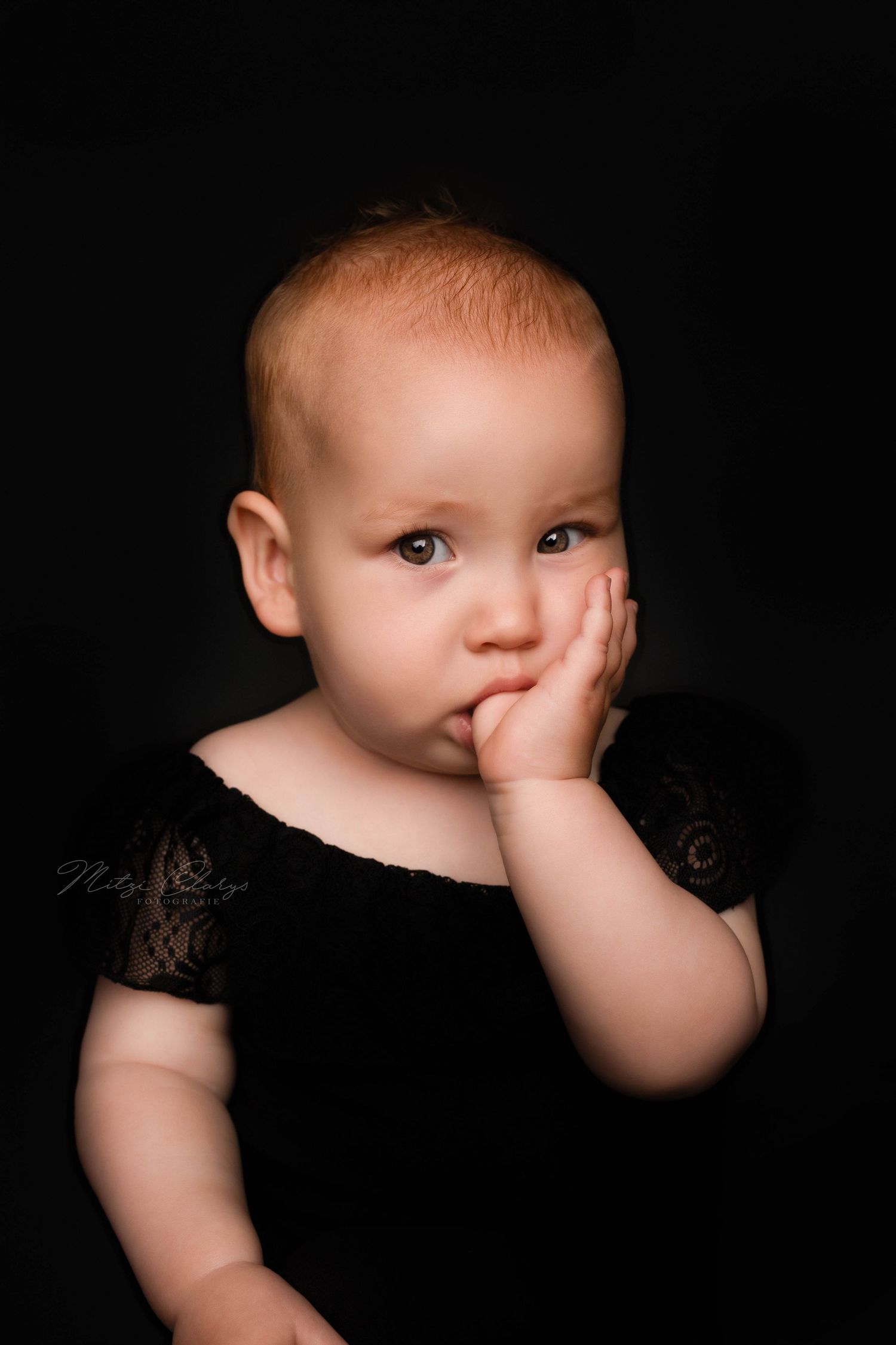 Close up foto van baby met zwarte achtergrond