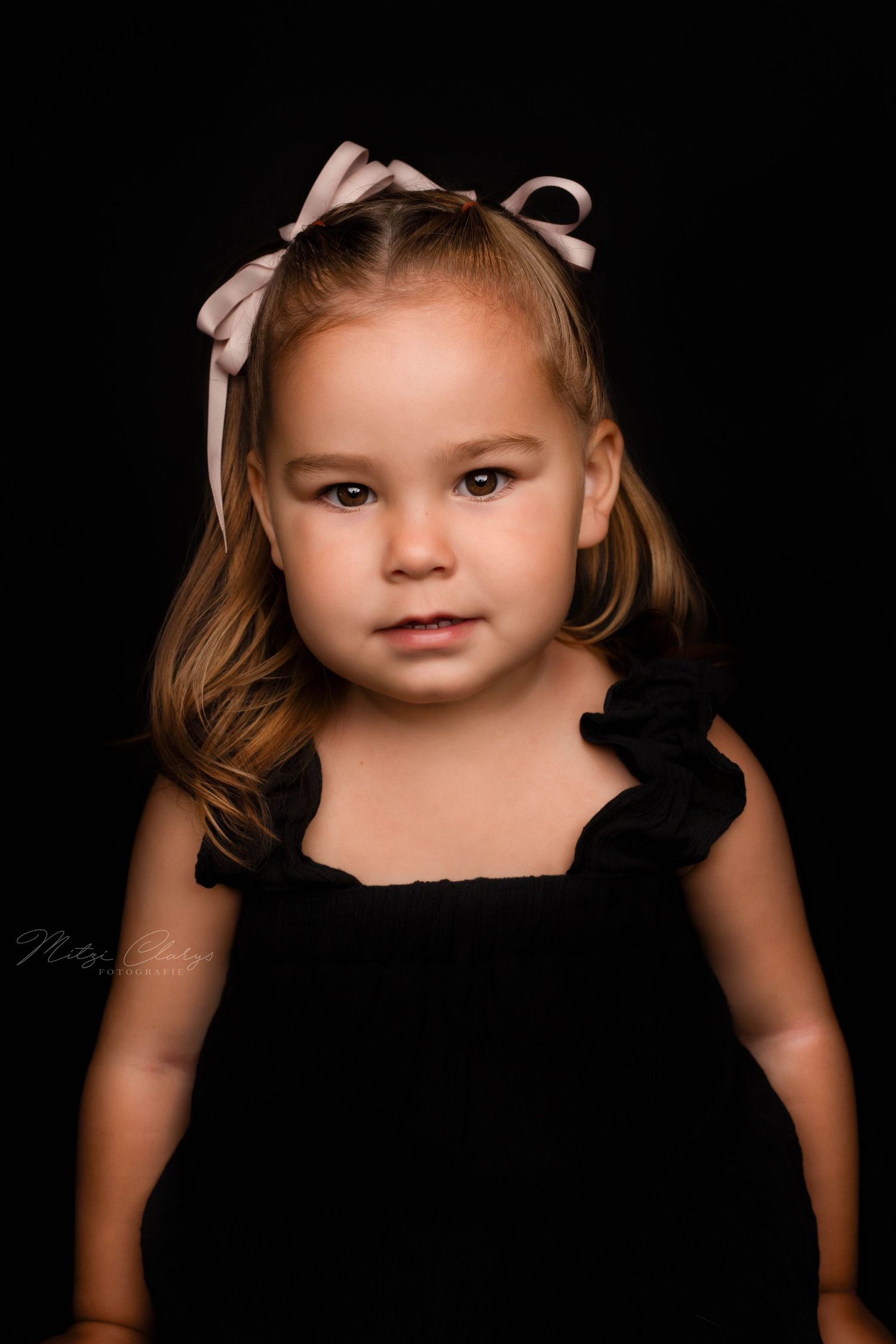Foto van meisje tijdens fotoshoot in studio Goes