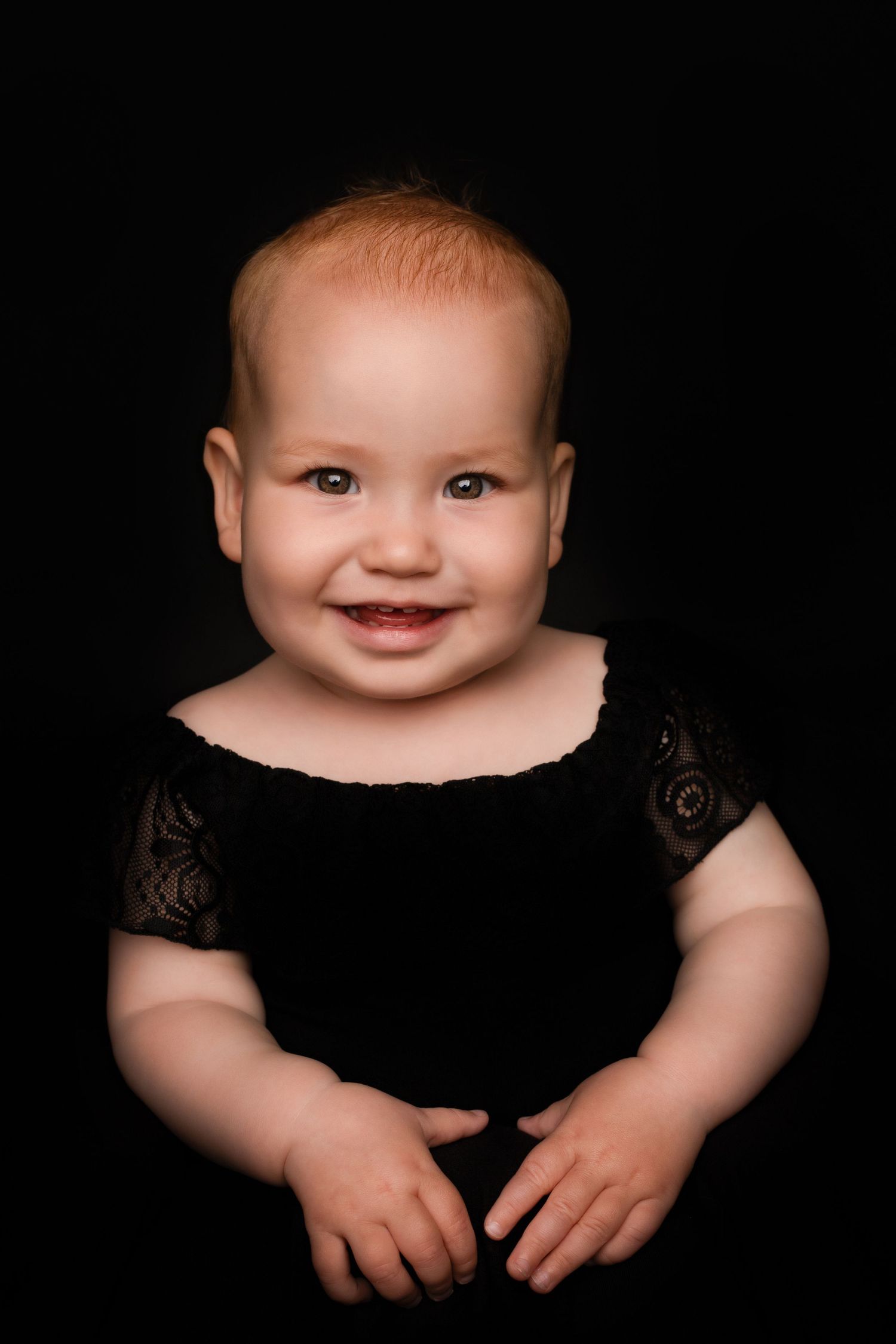 Fotoshoot van eenjarig meisje, portret  met zwarte achtergrond in studio Goes