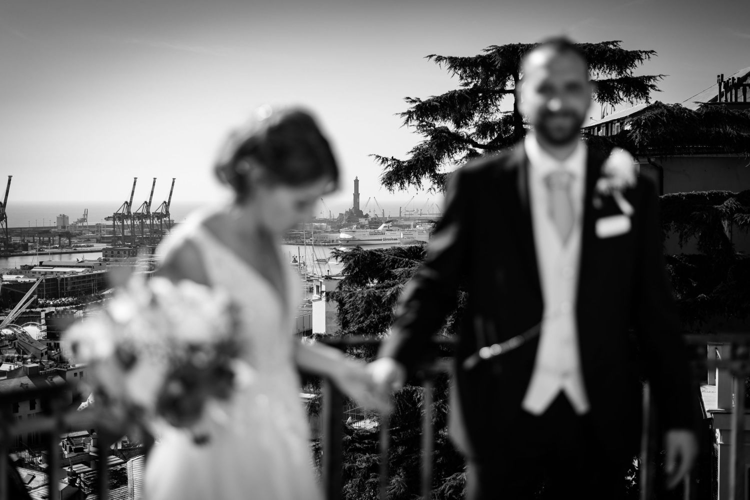 due sposi a spianata castelletto con la lanterna simbolo di genova sullo sfondo