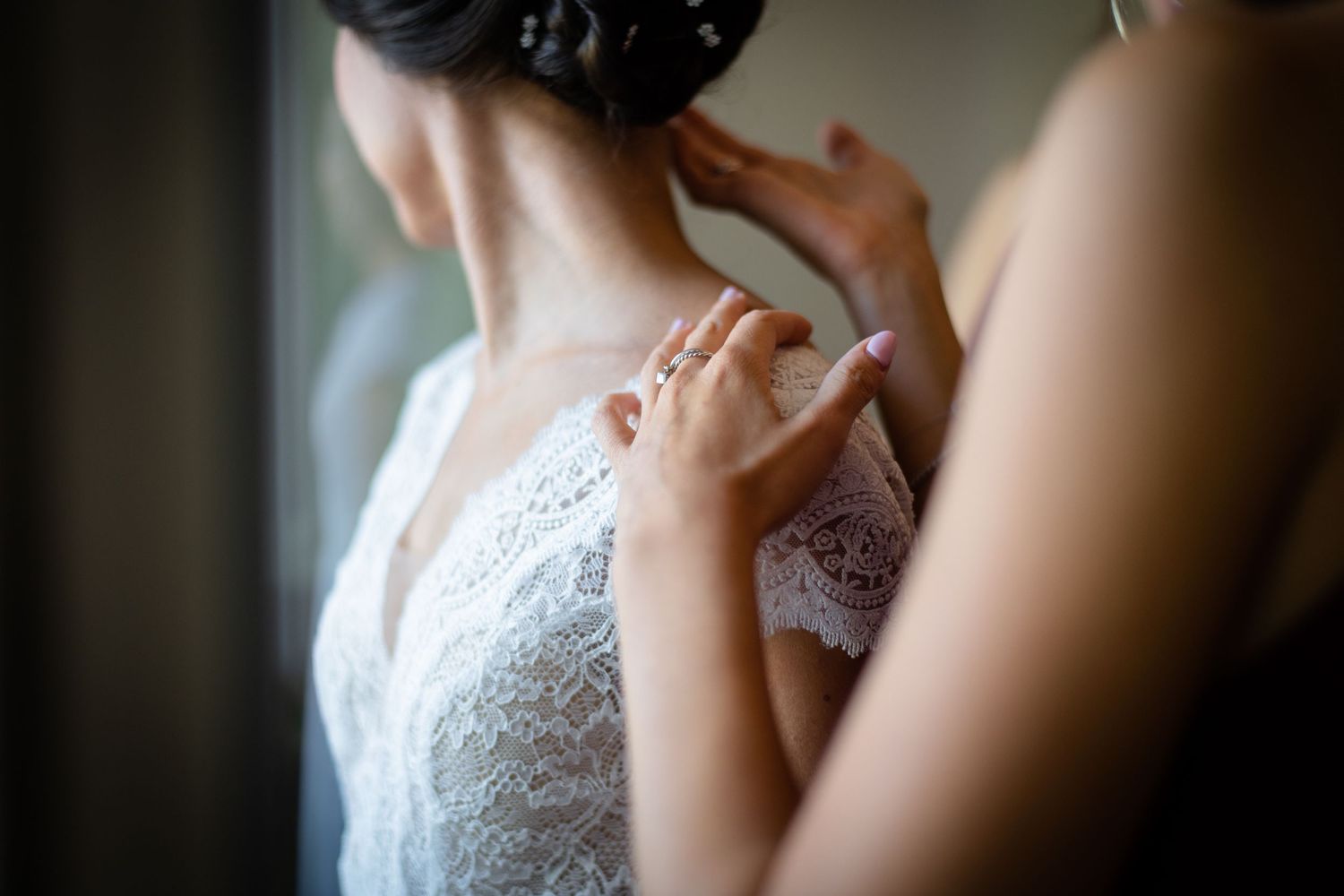 testimoni aiutano la sposa nella fase di preparazione