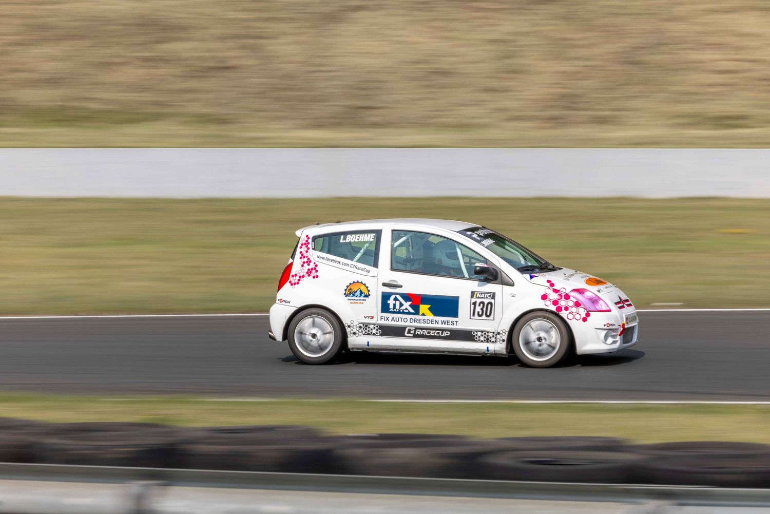Laura Böhme im Rennfahrzeug  in Oschersleben