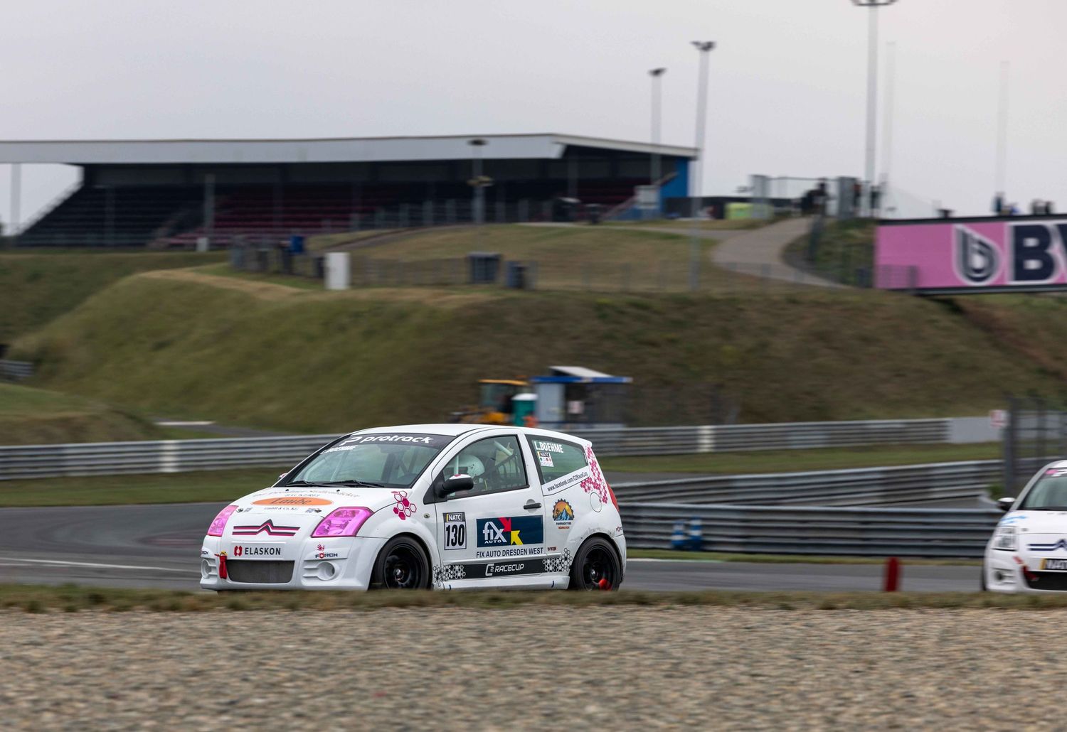 Viele Rennfahrzeuge in Oschersleben auf der Strecke ganz vorne dabei Laura Böhme