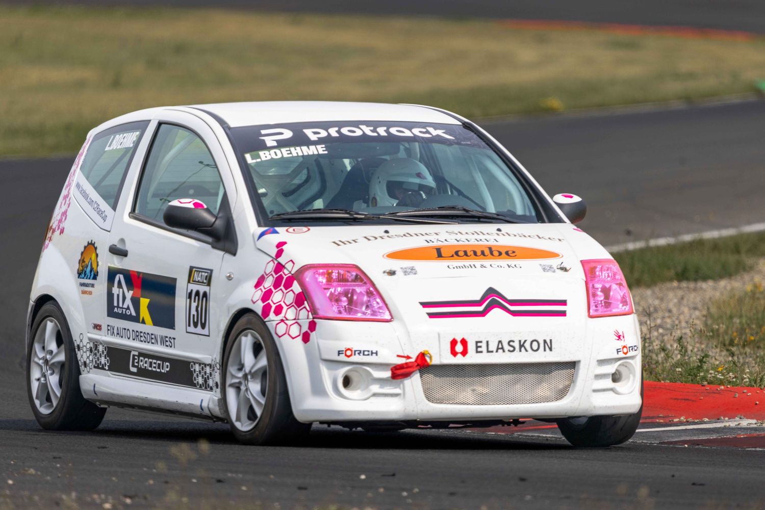 Laura Böhme im Rennfahrzeug  in Oschersleben