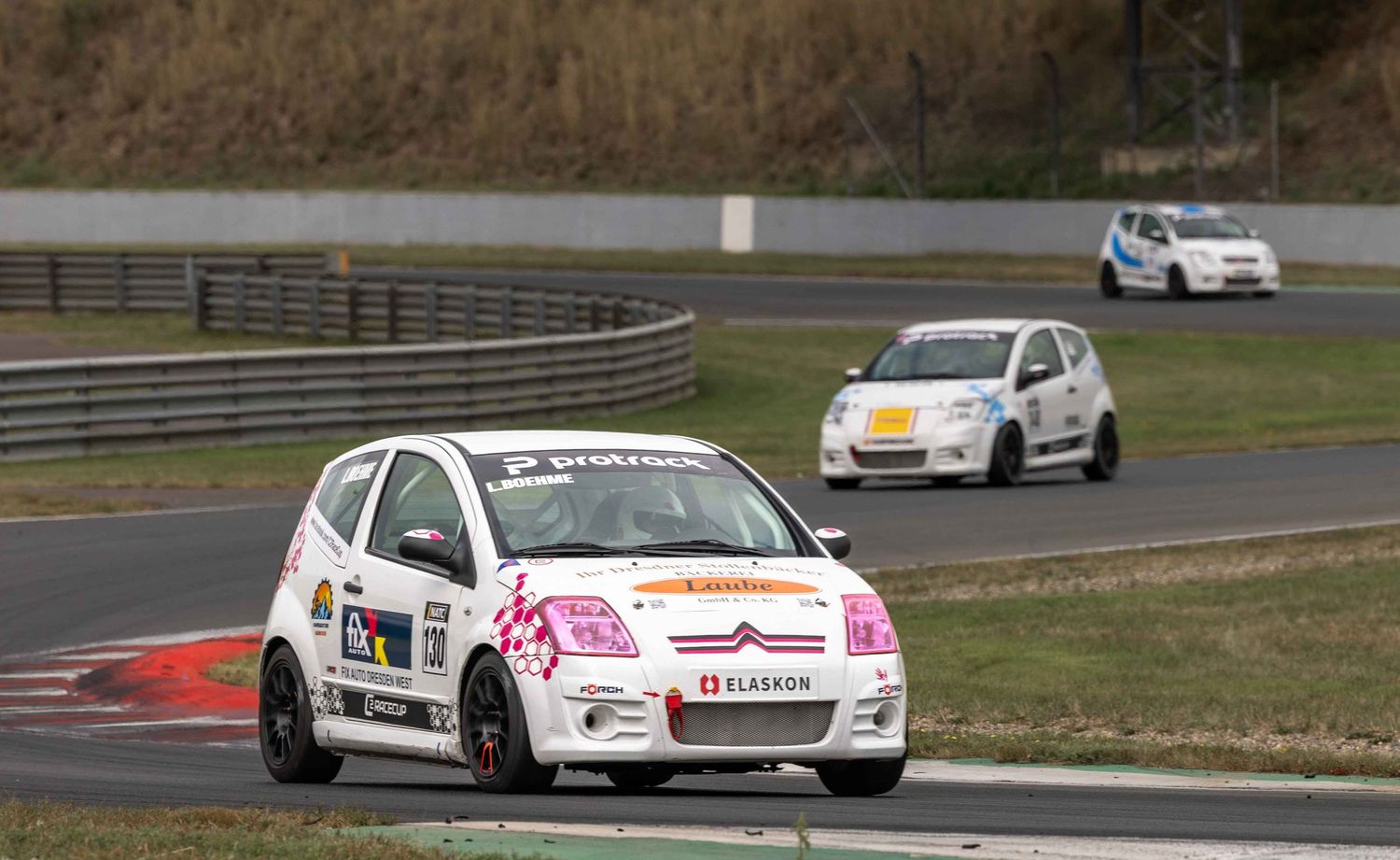 Viele Rennfahrzeuge in Oschersleben auf der Strecke ganz vorne dabei Laura Böhme