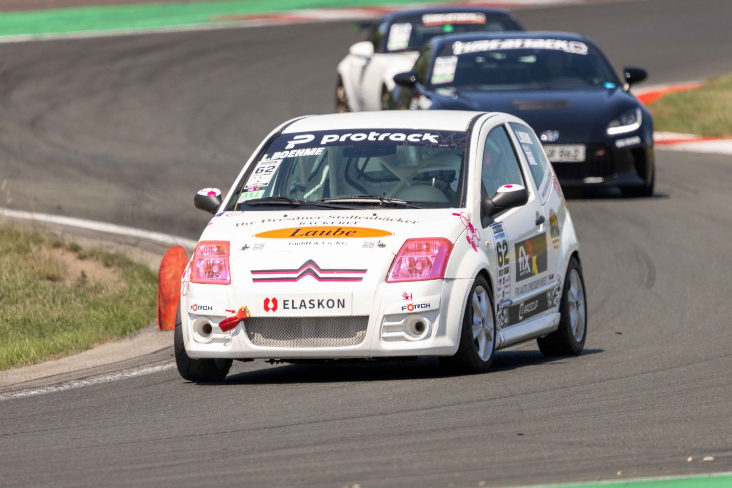 Viele Rennfahrzeuge in Oschersleben auf der Strecke ganz vorne dabei Laura Böhme